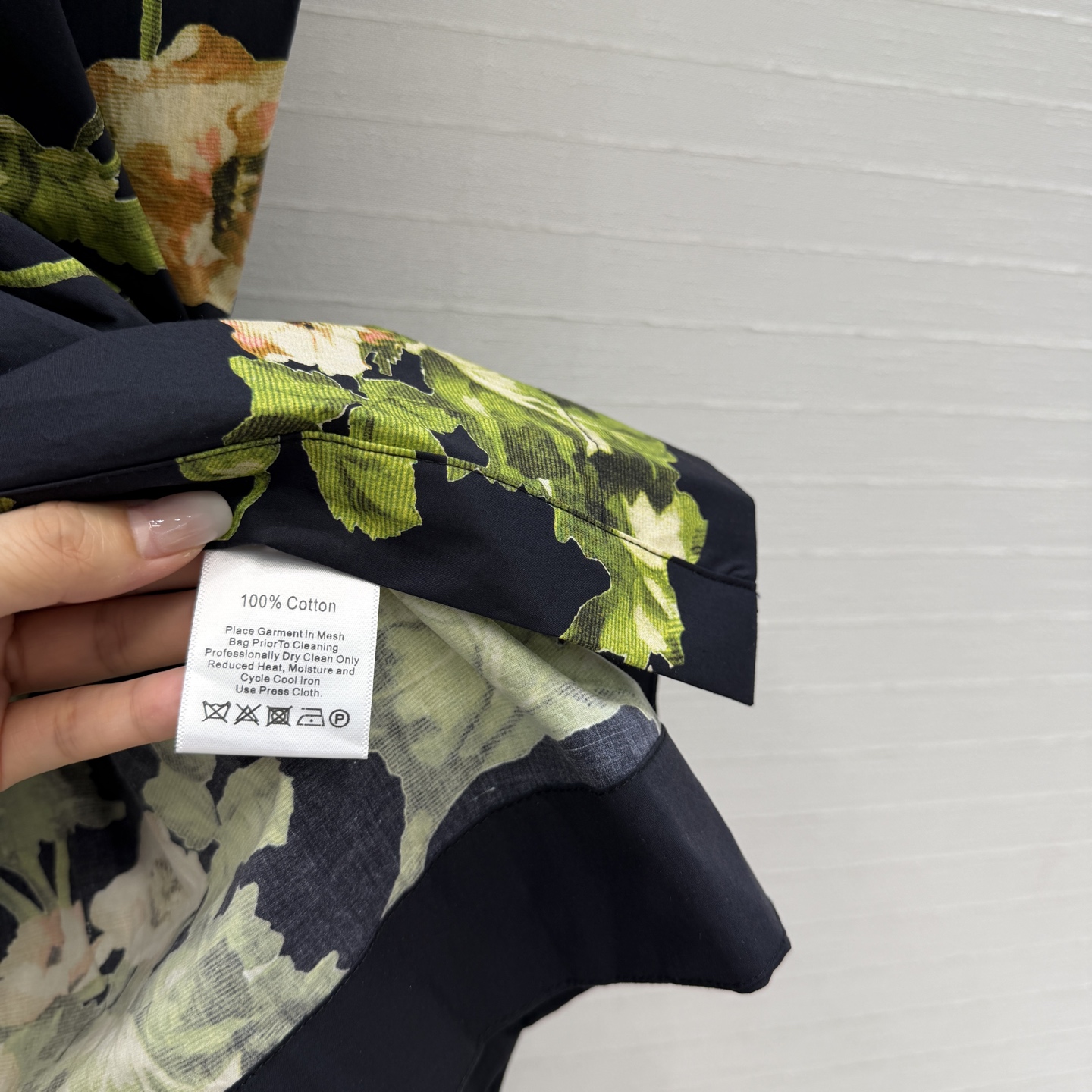 强烈推荐❤️Cara*26度假新品 黑色花卉印花束腰连衣裙，卷边小飞袖设计收腰压褶大裙摆上身优雅知性，休