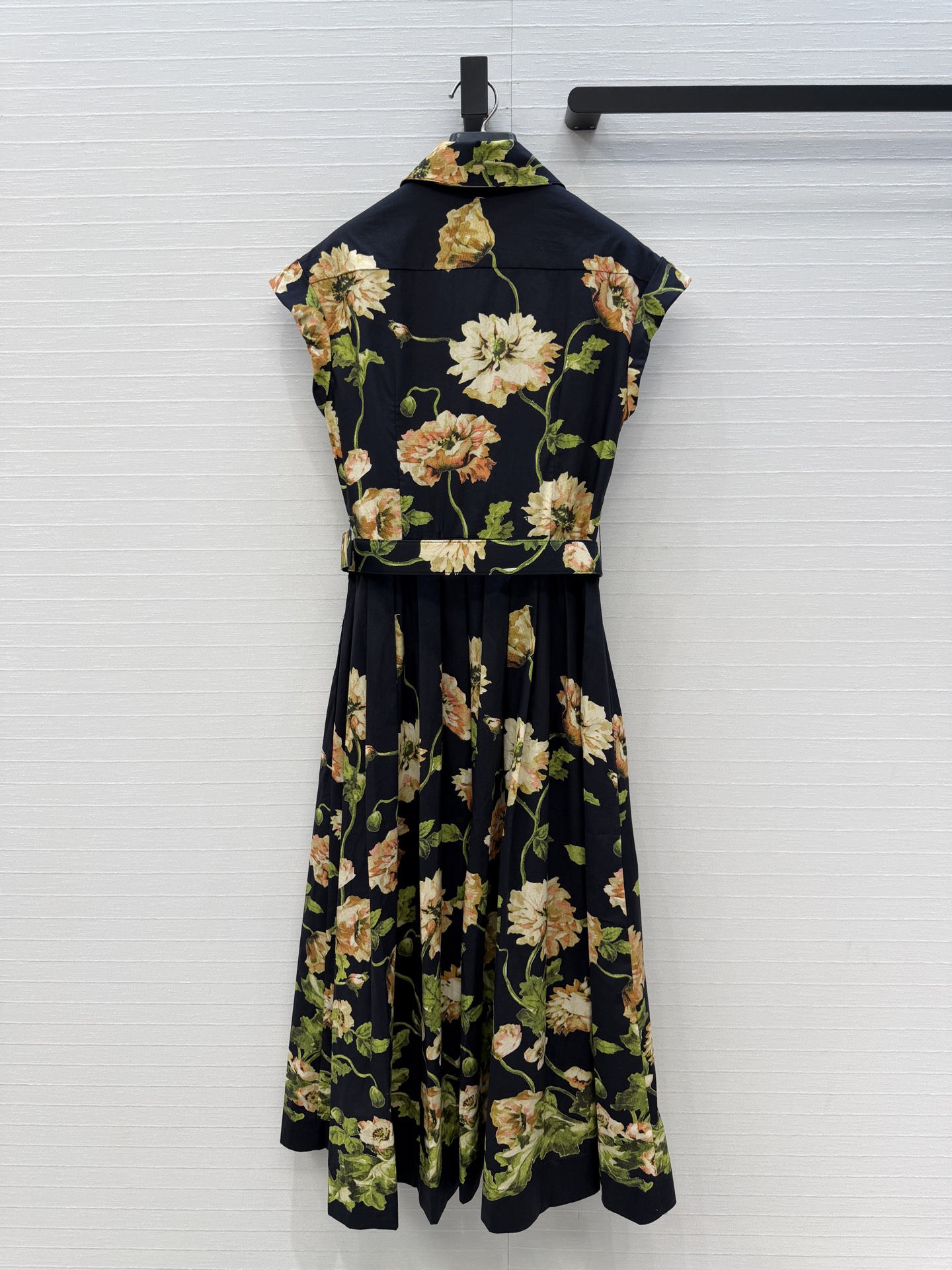 强烈推荐❤️Cara*26度假新品 黑色花卉印花束腰连衣裙，卷边小飞袖设计收腰压褶大裙摆上身优雅知性，休