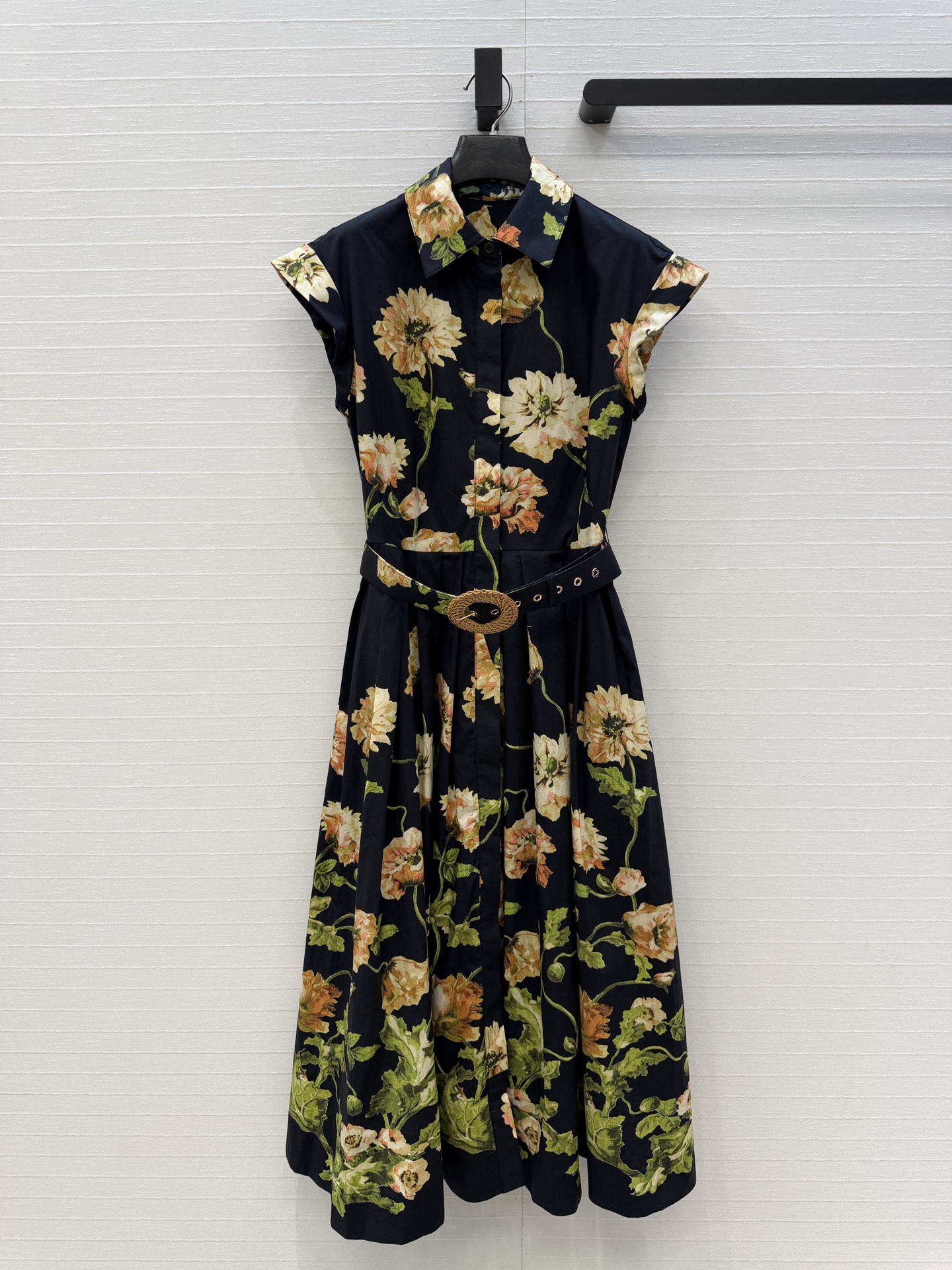 强烈推荐❤️Cara*26度假新品 黑色花卉印花束腰连衣裙，卷边小飞袖设计收腰压褶大裙摆上身优雅知性，休