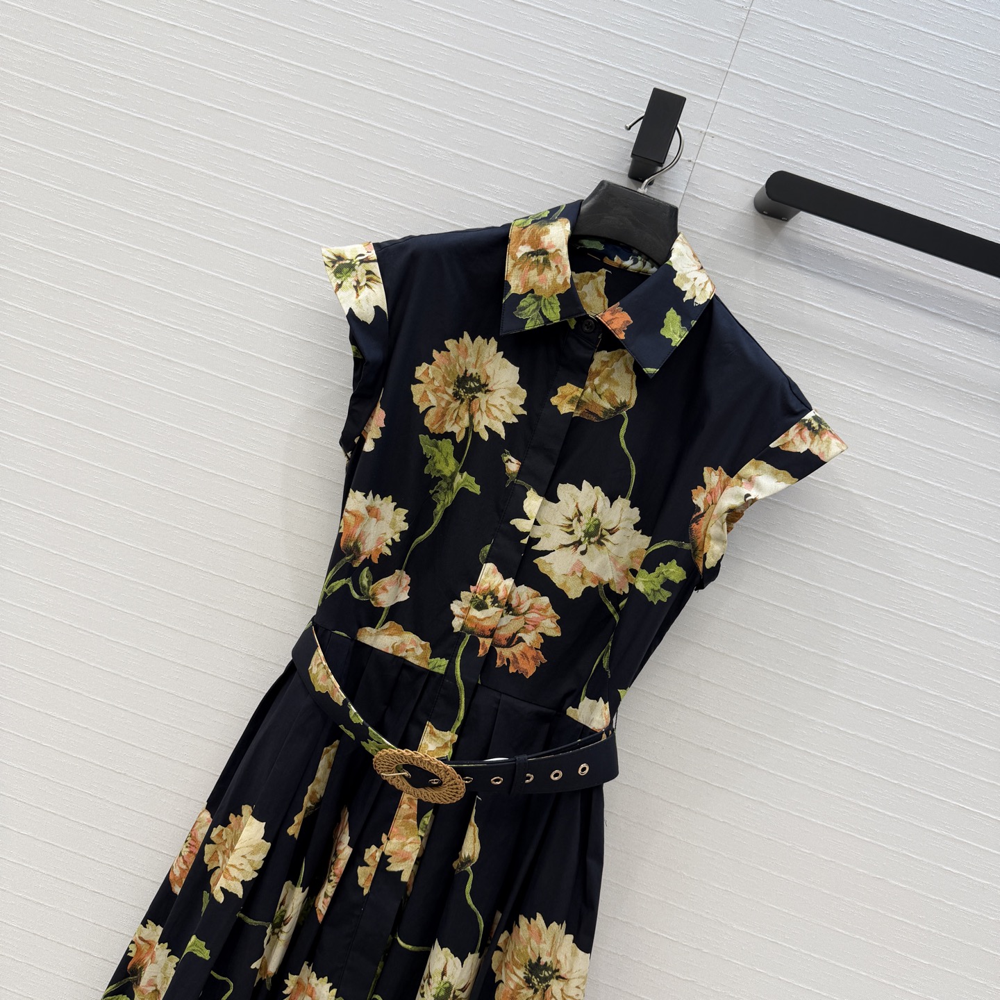 强烈推荐❤️Cara*26度假新品 黑色花卉印花束腰连衣裙，卷边小飞袖设计收腰压褶大裙摆上身优雅知性，休