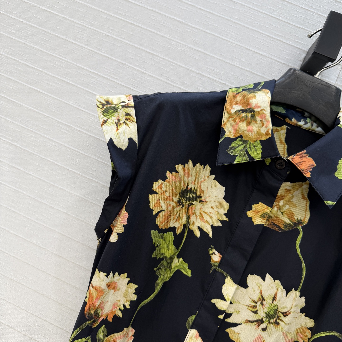 强烈推荐❤️Cara*26度假新品 黑色花卉印花束腰连衣裙，卷边小飞袖设计收腰压褶大裙摆上身优雅知性，休