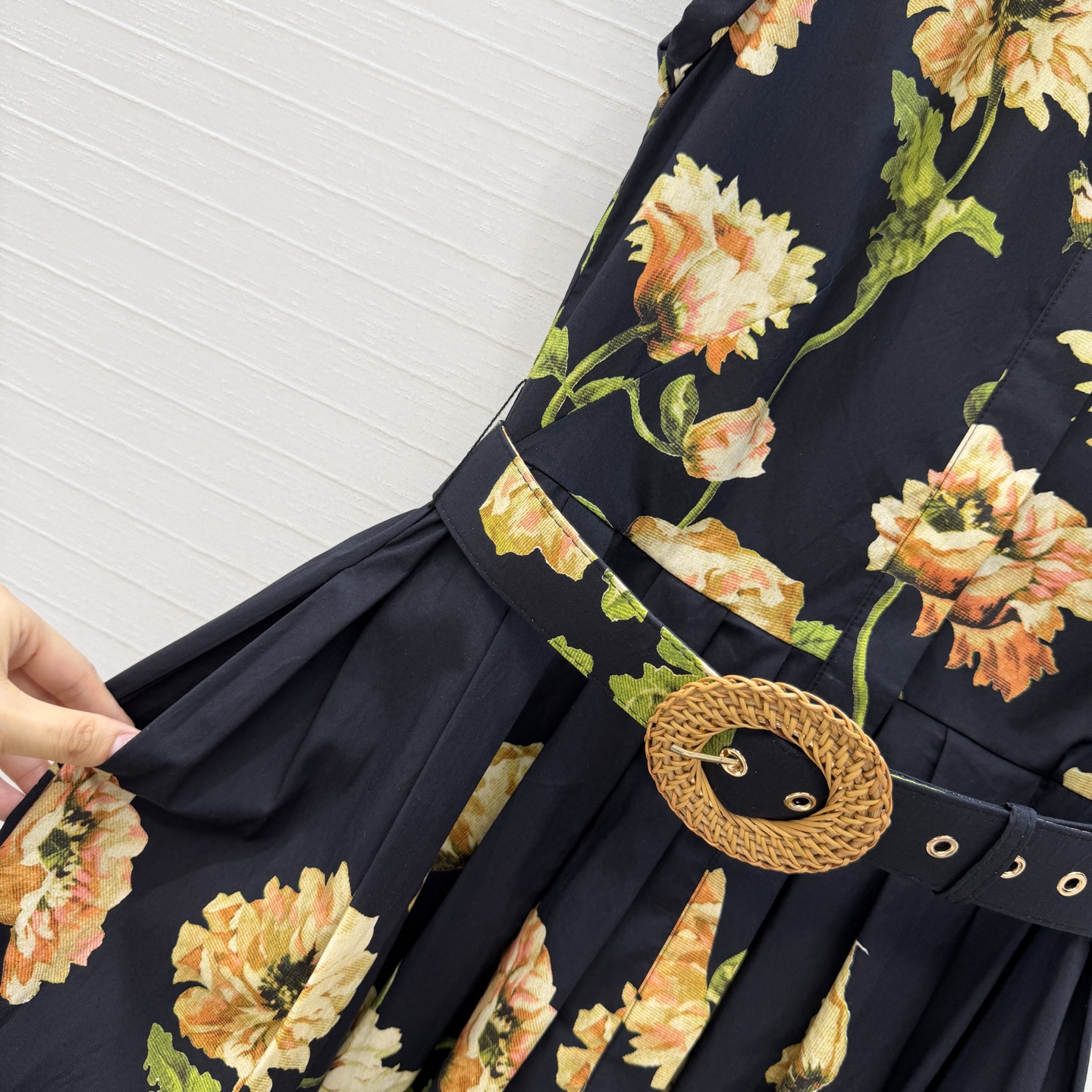 强烈推荐❤️Cara*26度假新品 黑色花卉印花束腰连衣裙，卷边小飞袖设计收腰压褶大裙摆上身优雅知性，休