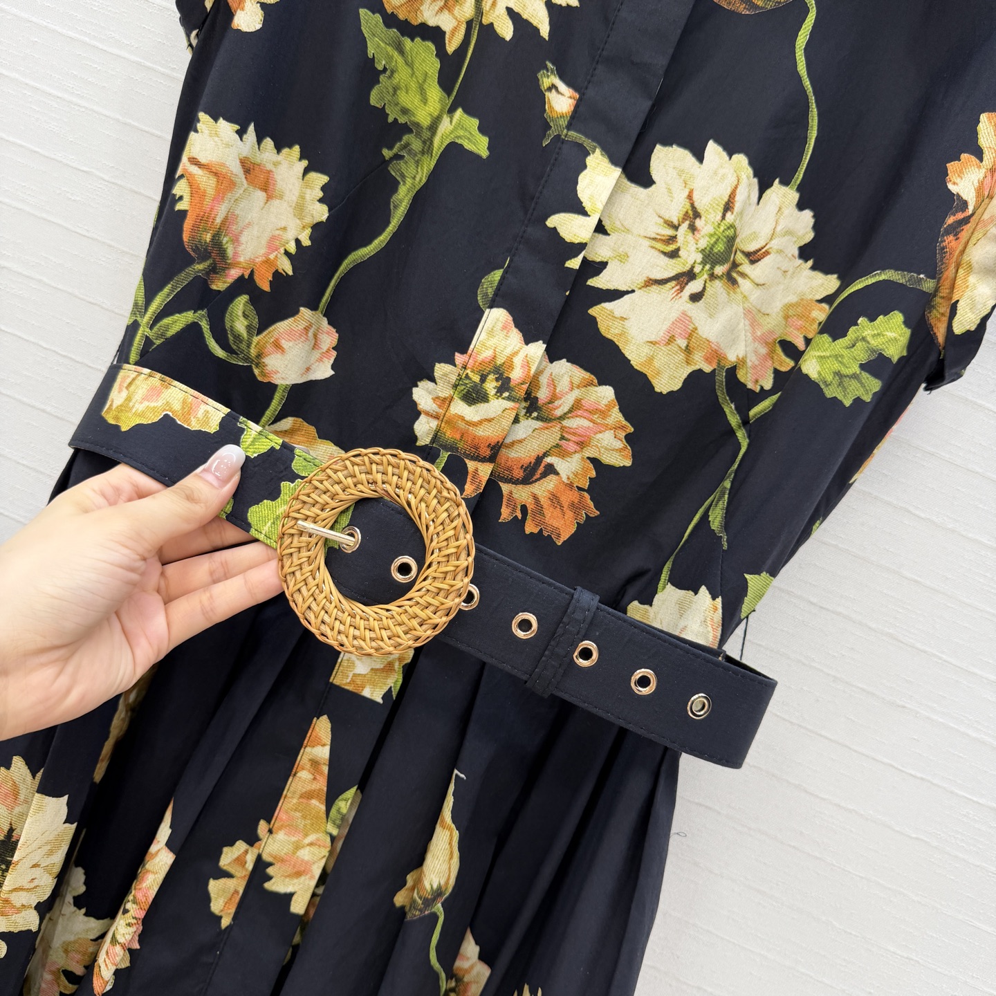 强烈推荐❤️Cara*26度假新品 黑色花卉印花束腰连衣裙，卷边小飞袖设计收腰压褶大裙摆上身优雅知性，休