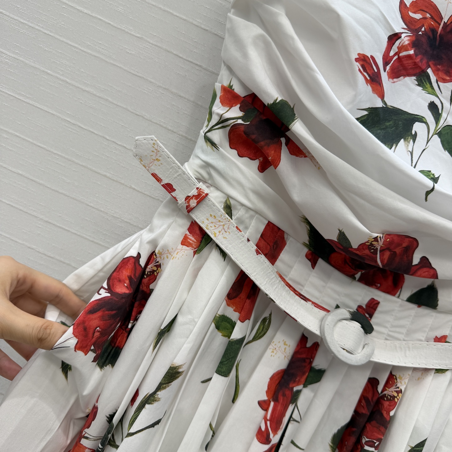 强烈推荐❤️Oscar dal*26度假新品 明艳印花吊带连衣裙，褶皱抹胸吊带设计收腰压褶大裙摆上身优雅