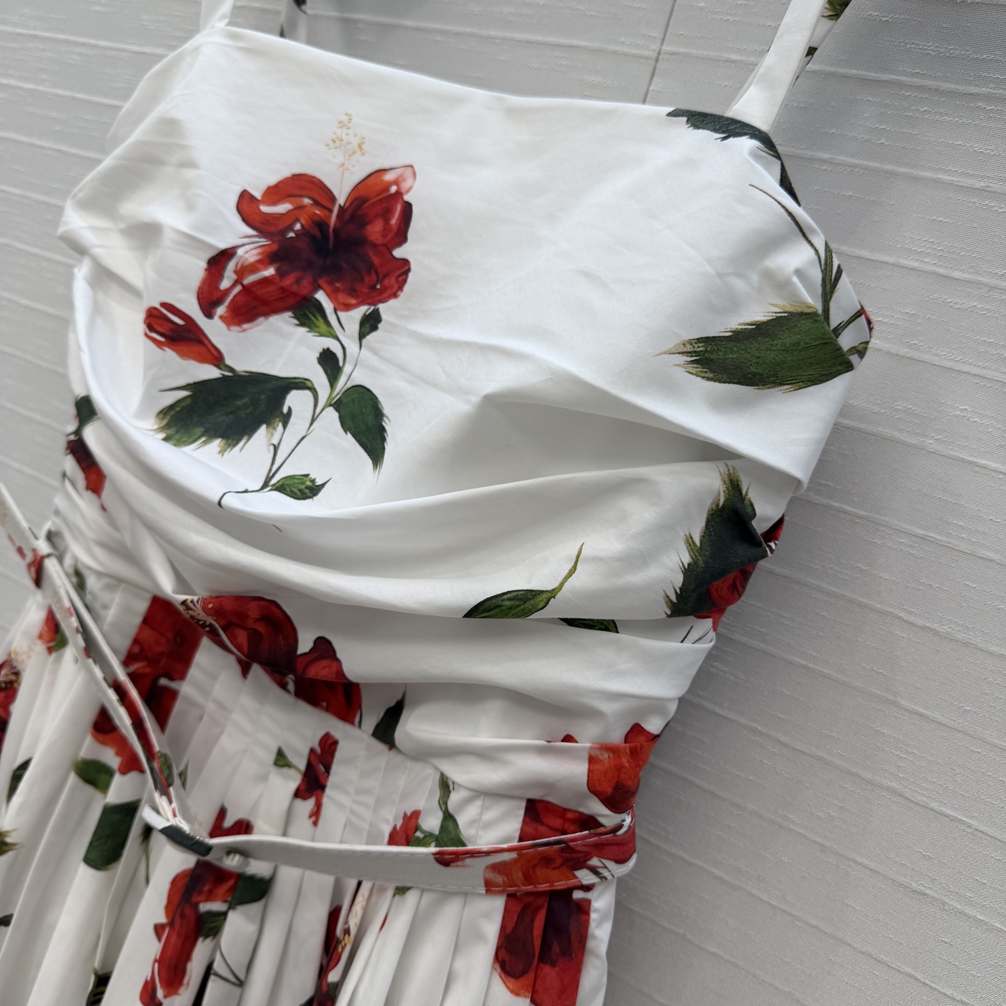 强烈推荐❤️Oscar dal*26度假新品 明艳印花吊带连衣裙，褶皱抹胸吊带设计收腰压褶大裙摆上身优雅