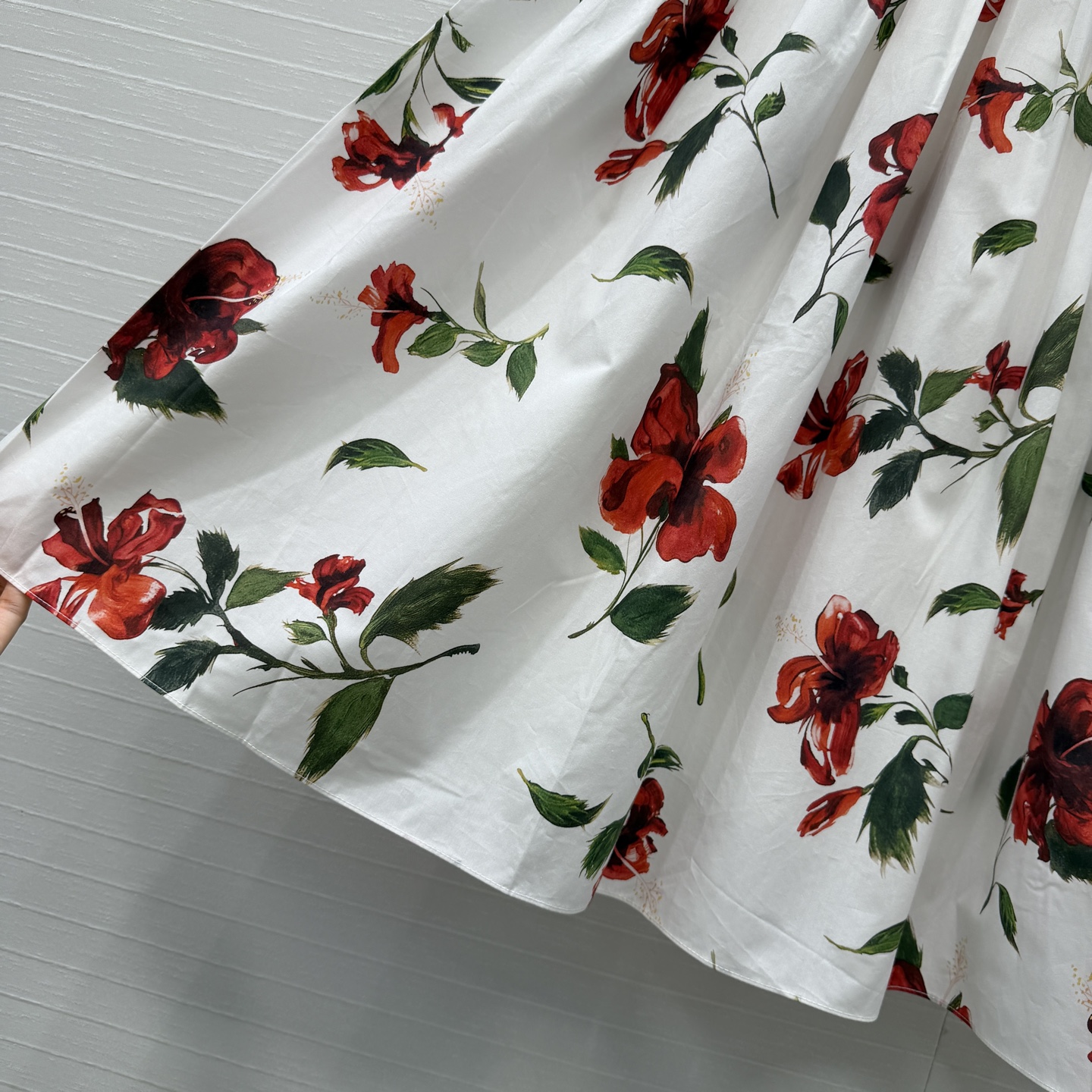 强烈推荐❤️Oscar dal*26度假新品 明艳印花吊带连衣裙，褶皱抹胸吊带设计收腰压褶大裙摆上身优雅