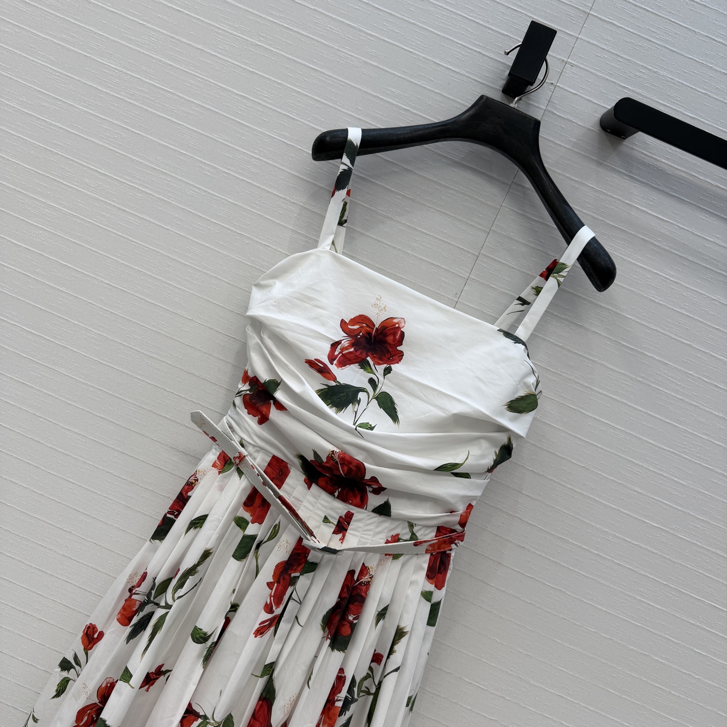 强烈推荐❤️Oscar dal*26度假新品 明艳印花吊带连衣裙，褶皱抹胸吊带设计收腰压褶大裙摆上身优雅