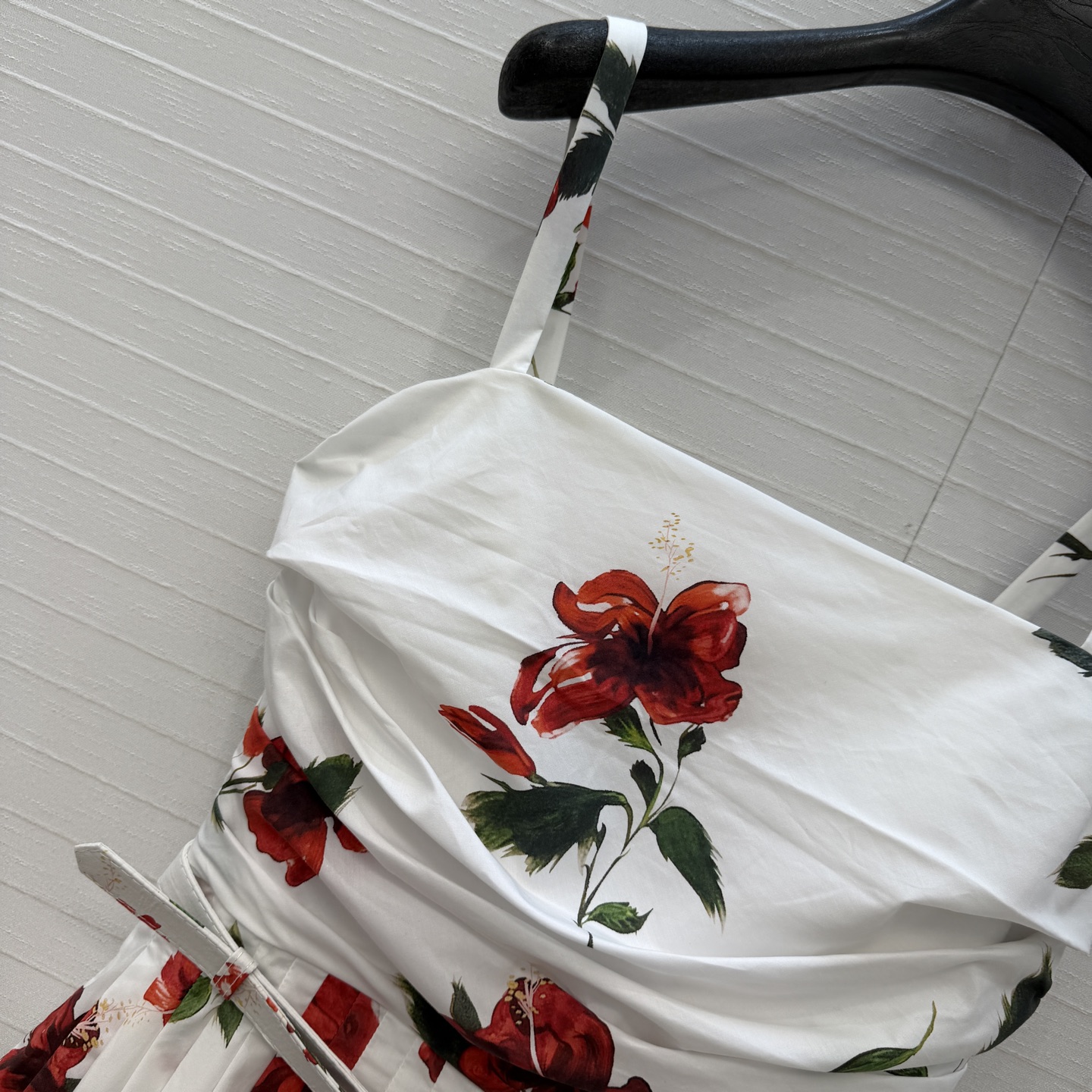 强烈推荐❤️Oscar dal*26度假新品 明艳印花吊带连衣裙，褶皱抹胸吊带设计收腰压褶大裙摆上身优雅