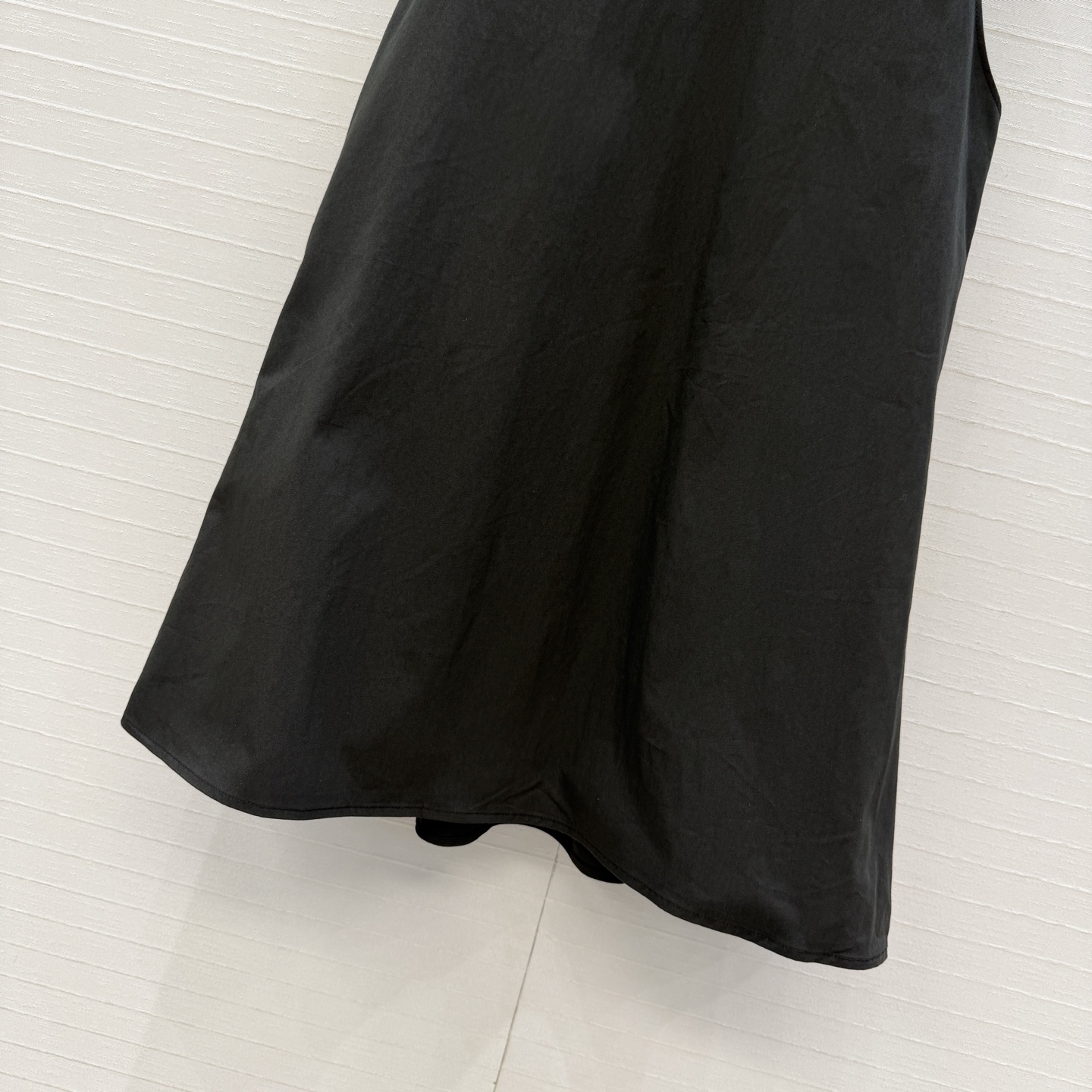 强烈推荐❤️Carv*新品露背娃娃衫，正面简约，露背褶皱设计小心机，优雅又有设计感✨。A字版型超显瘦，日