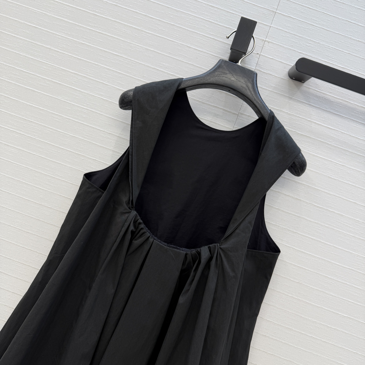 强烈推荐❤️Carv*新品露背娃娃衫，正面简约，露背褶皱设计小心机，优雅又有设计感✨。A字版型超显瘦，日