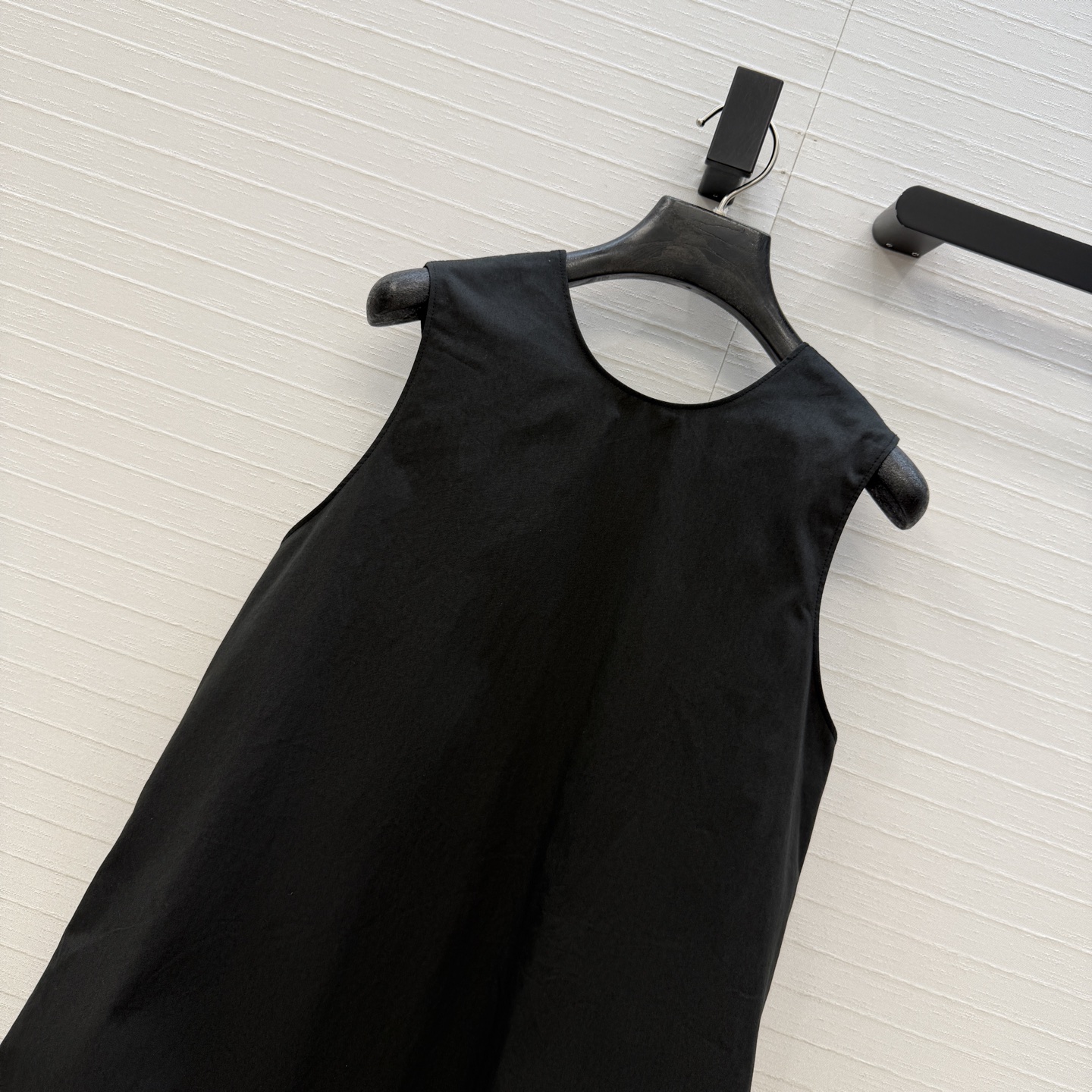 强烈推荐❤️Carv*新品露背娃娃衫，正面简约，露背褶皱设计小心机，优雅又有设计感✨。A字版型超显瘦，日