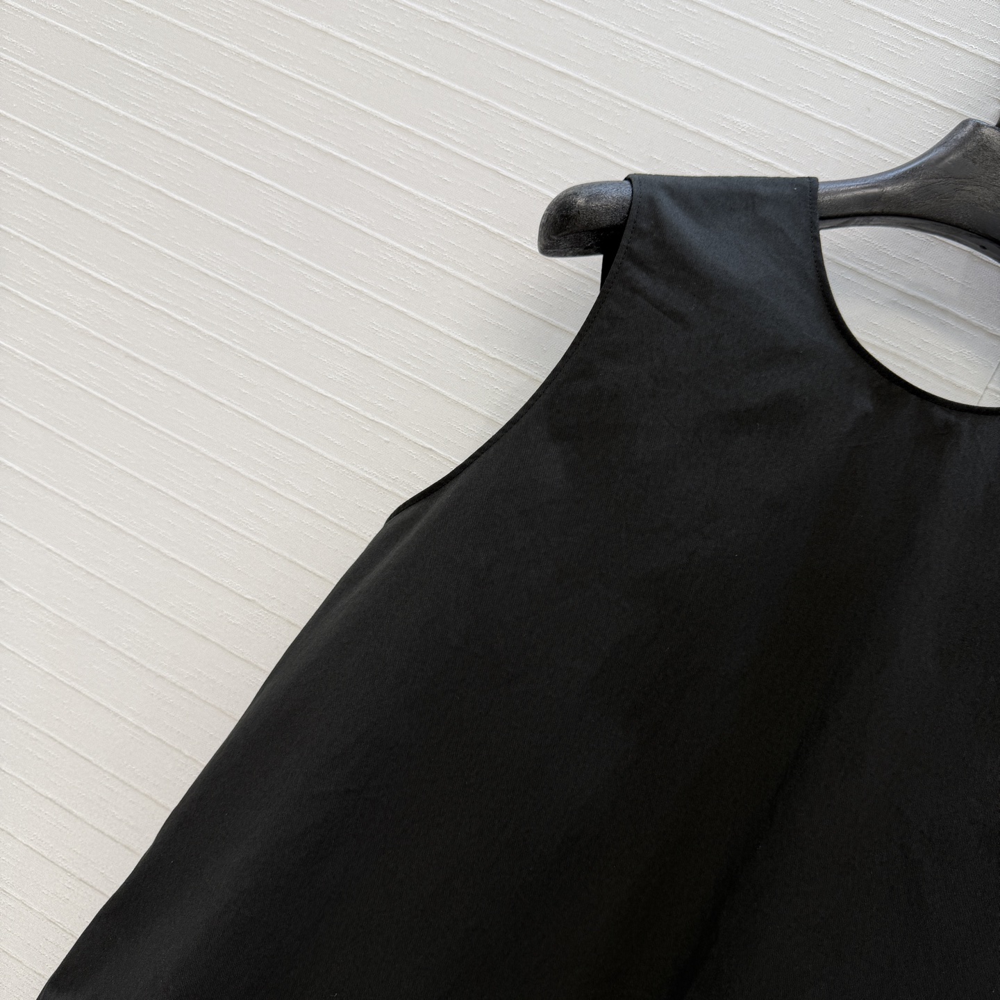 强烈推荐❤️Carv*新品露背娃娃衫，正面简约，露背褶皱设计小心机，优雅又有设计感✨。A字版型超显瘦，日