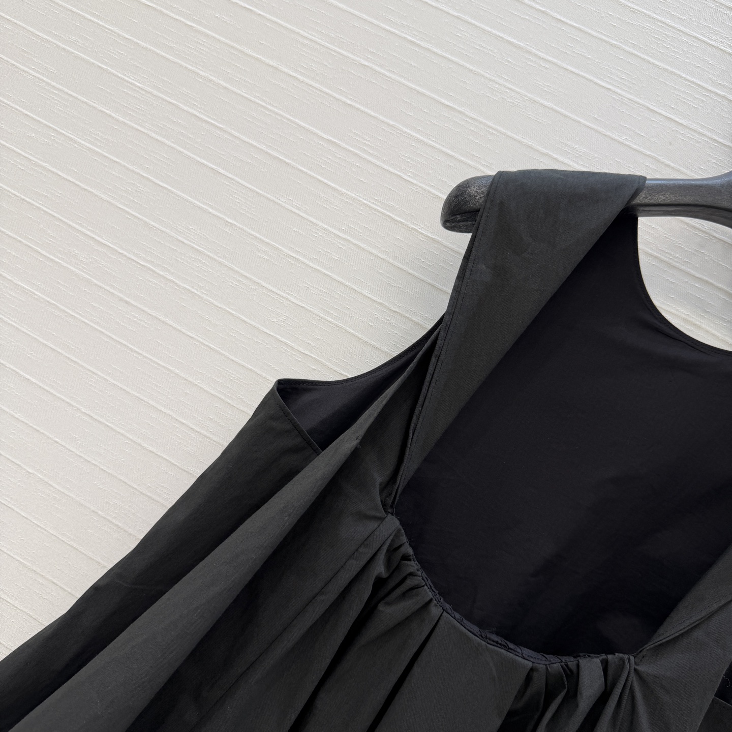 强烈推荐❤️Carv*新品露背娃娃衫，正面简约，露背褶皱设计小心机，优雅又有设计感✨。A字版型超显瘦，日