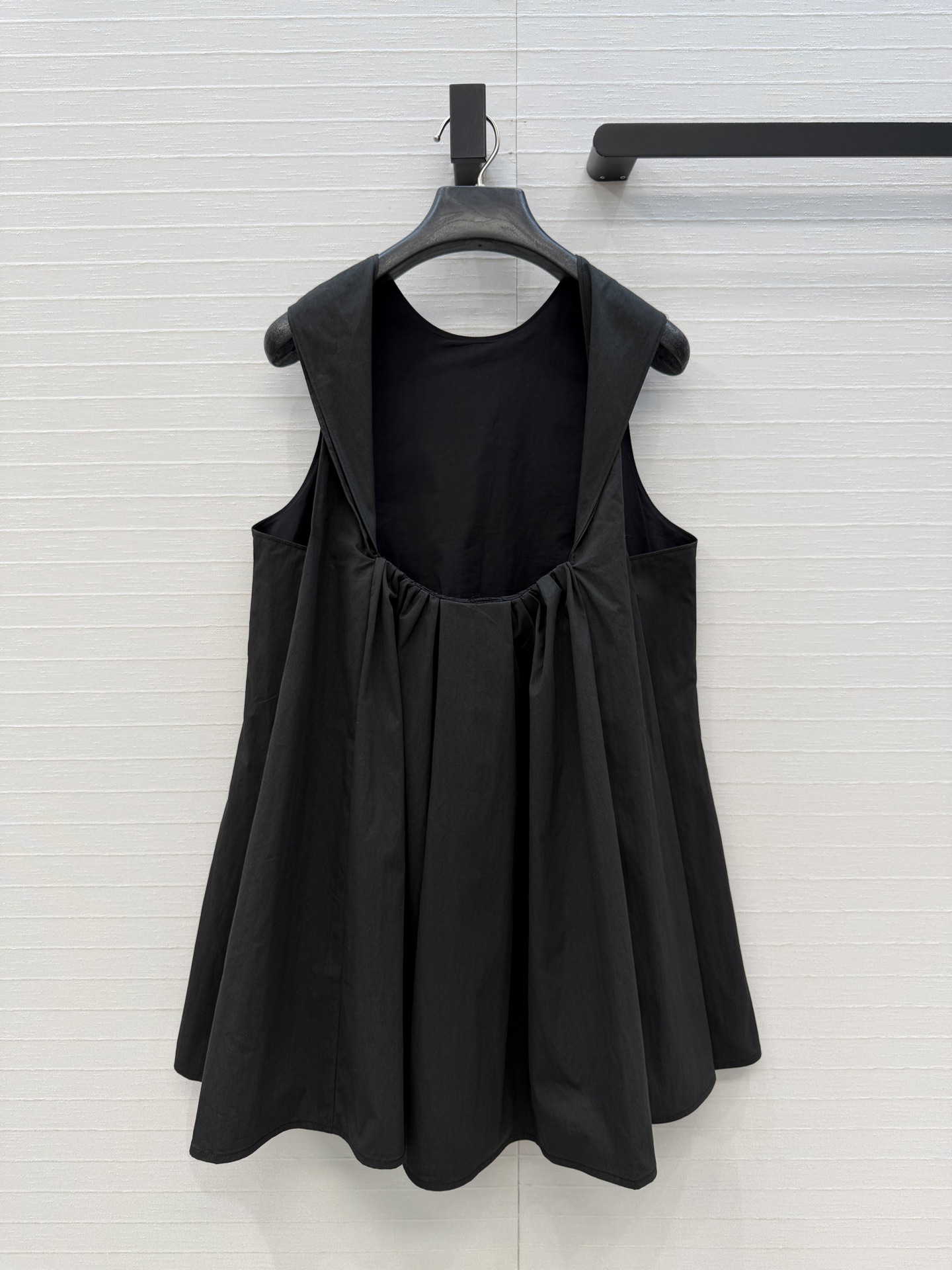 强烈推荐❤️Carv*新品露背娃娃衫，正面简约，露背褶皱设计小心机，优雅又有设计感✨。A字版型超显瘦，日