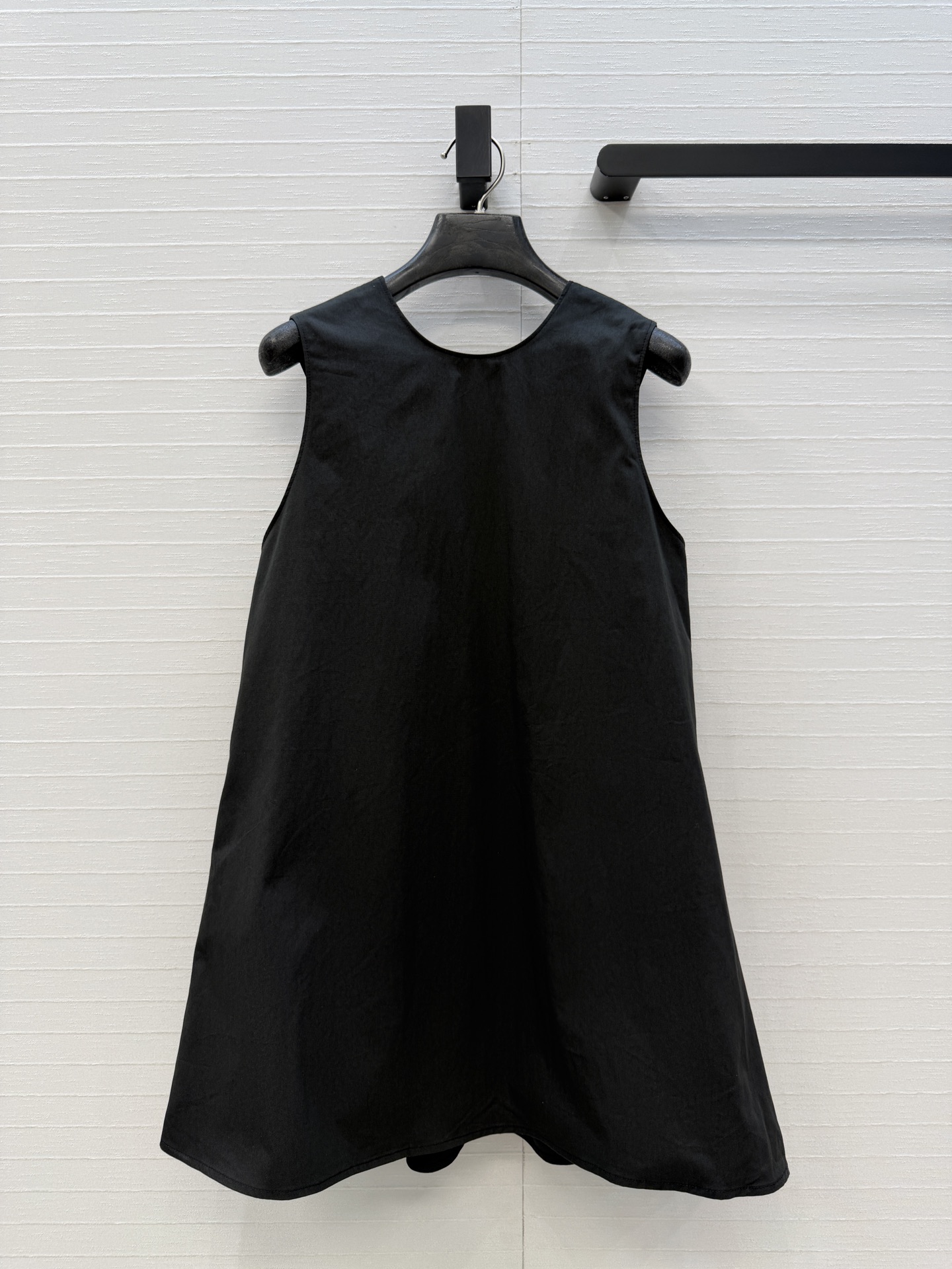 强烈推荐❤️Carv*新品露背娃娃衫，正面简约，露背褶皱设计小心机，优雅又有设计感✨。A字版型超显瘦，日