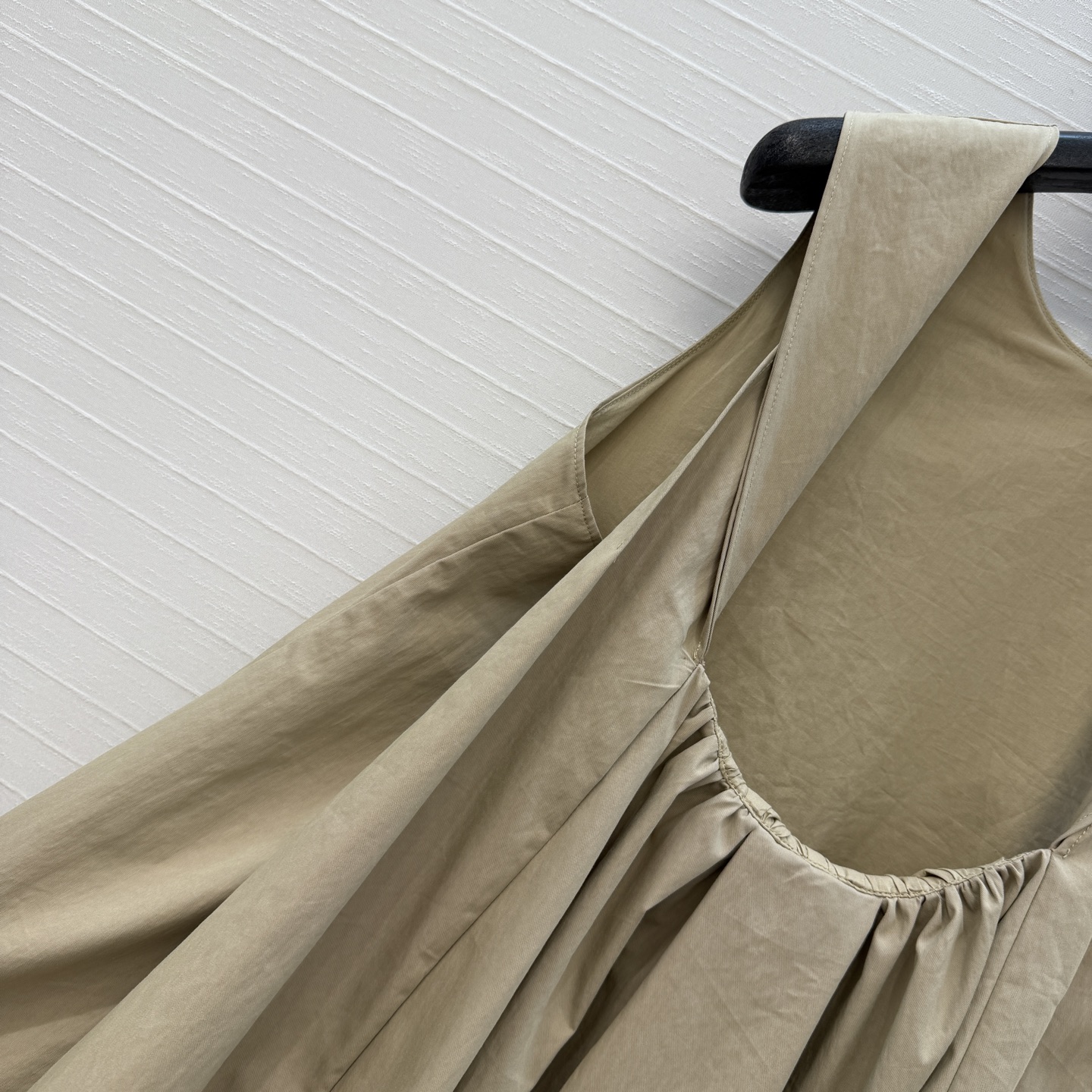 强烈推荐❤️Carv*新品露背娃娃衫，正面简约，露背褶皱设计小心机，优雅又有设计感✨。A字版型超显瘦，日