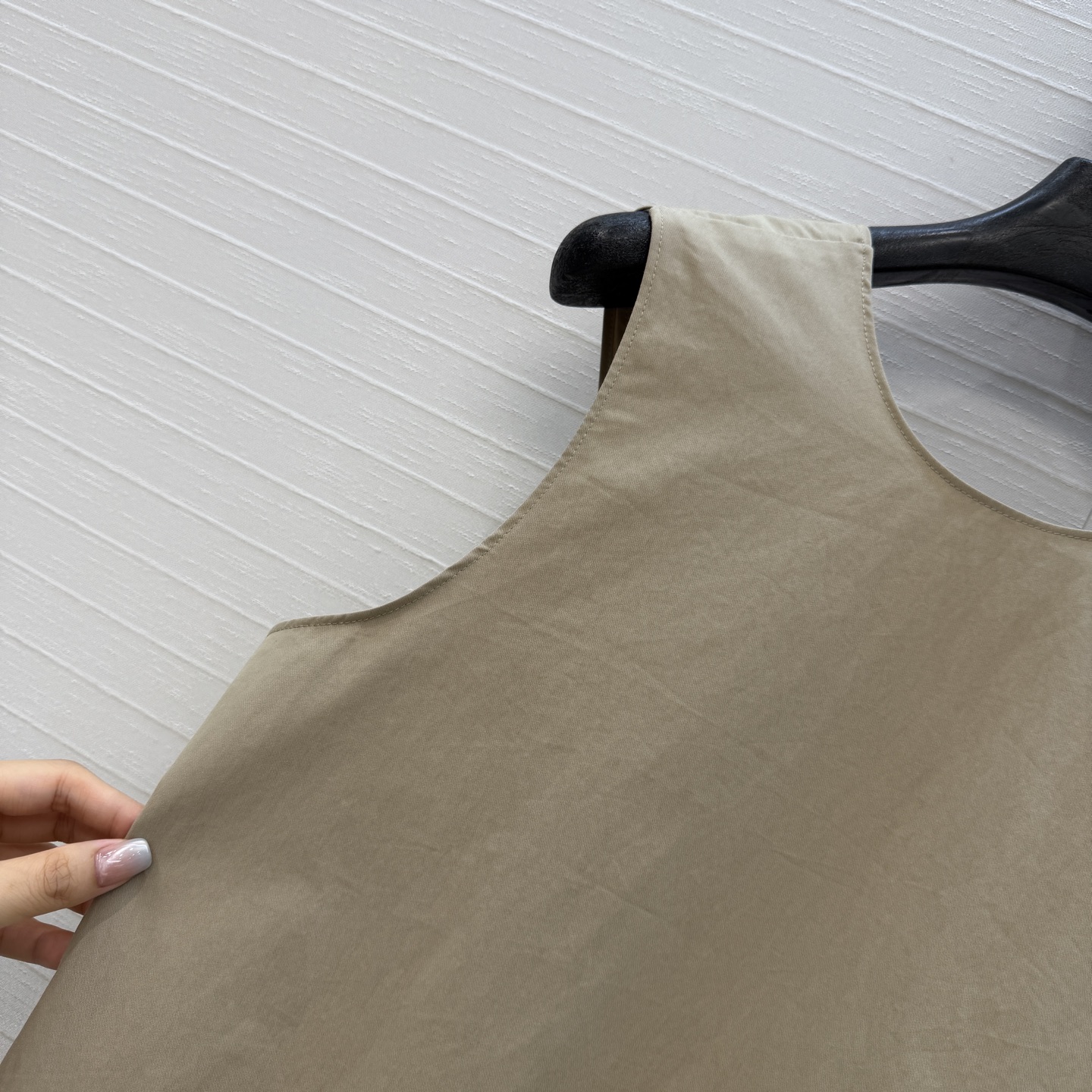 强烈推荐❤️Carv*新品露背娃娃衫，正面简约，露背褶皱设计小心机，优雅又有设计感✨。A字版型超显瘦，日