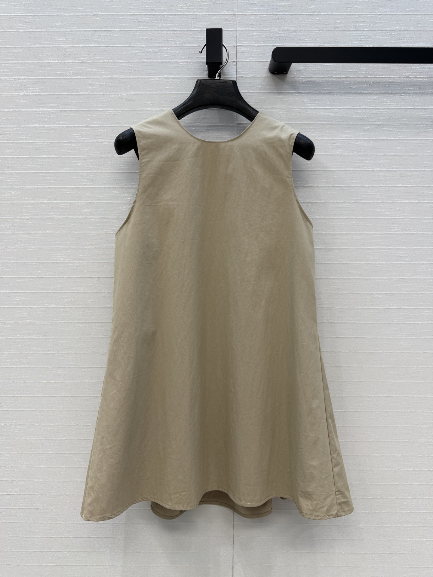 强烈推荐❤️Carv*新品露背娃娃衫，正面简约，露背褶皱设计小心机，优雅又有设计感✨。A字版型超显瘦，日