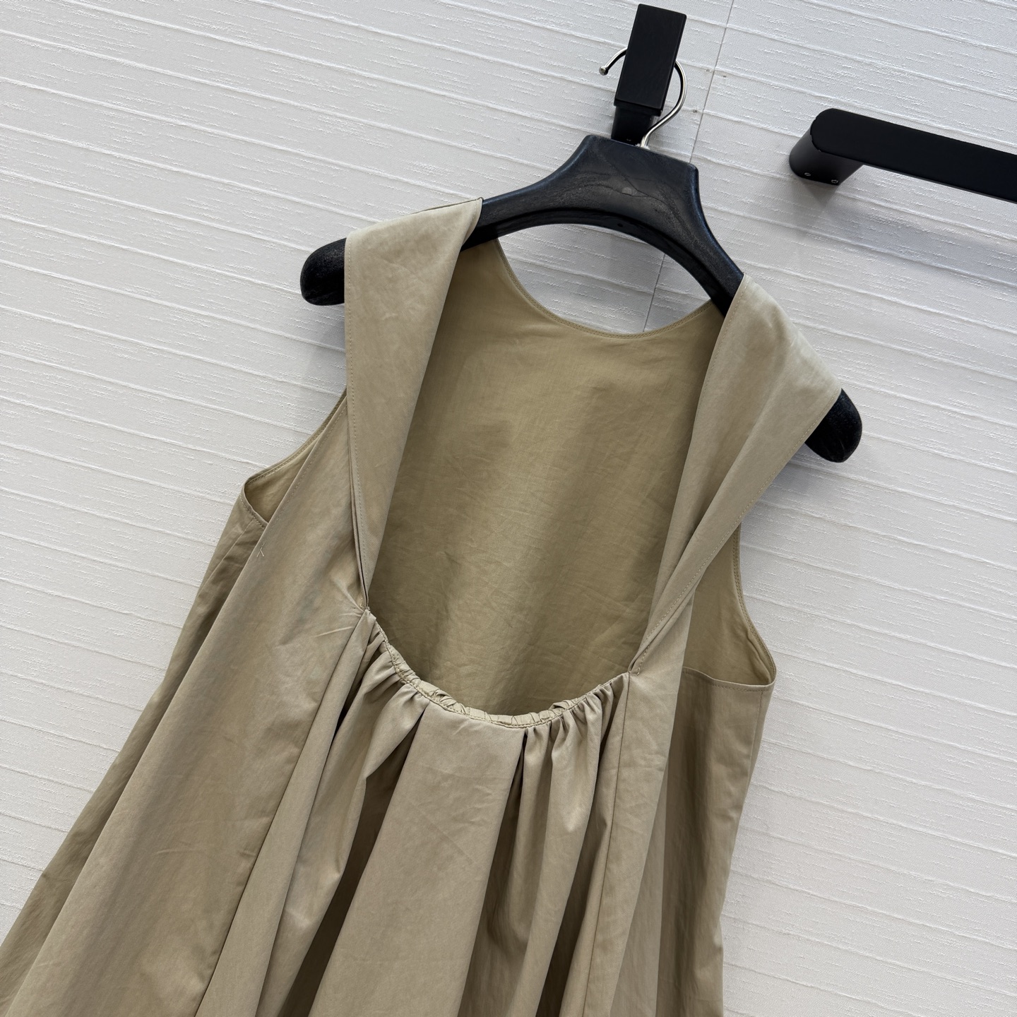 强烈推荐❤️Carv*新品露背娃娃衫，正面简约，露背褶皱设计小心机，优雅又有设计感✨。A字版型超显瘦，日