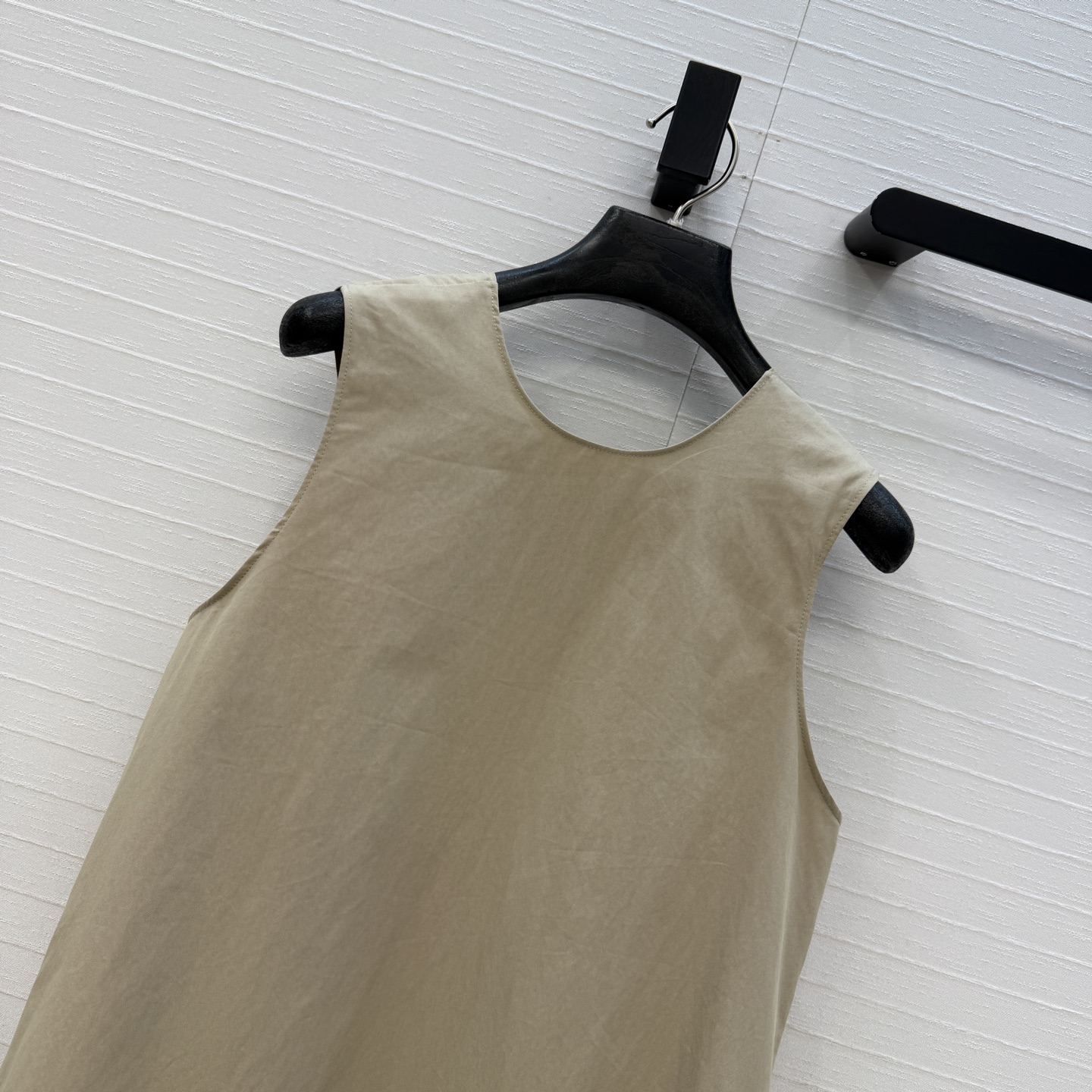 强烈推荐❤️Carv*新品露背娃娃衫，正面简约，露背褶皱设计小心机，优雅又有设计感✨。A字版型超显瘦，日