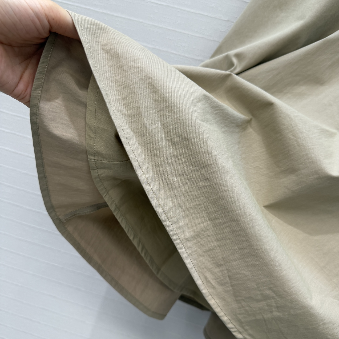 强烈推荐❤️Carv*新品露背娃娃衫，正面简约，露背褶皱设计小心机，优雅又有设计感✨。A字版型超显瘦，日