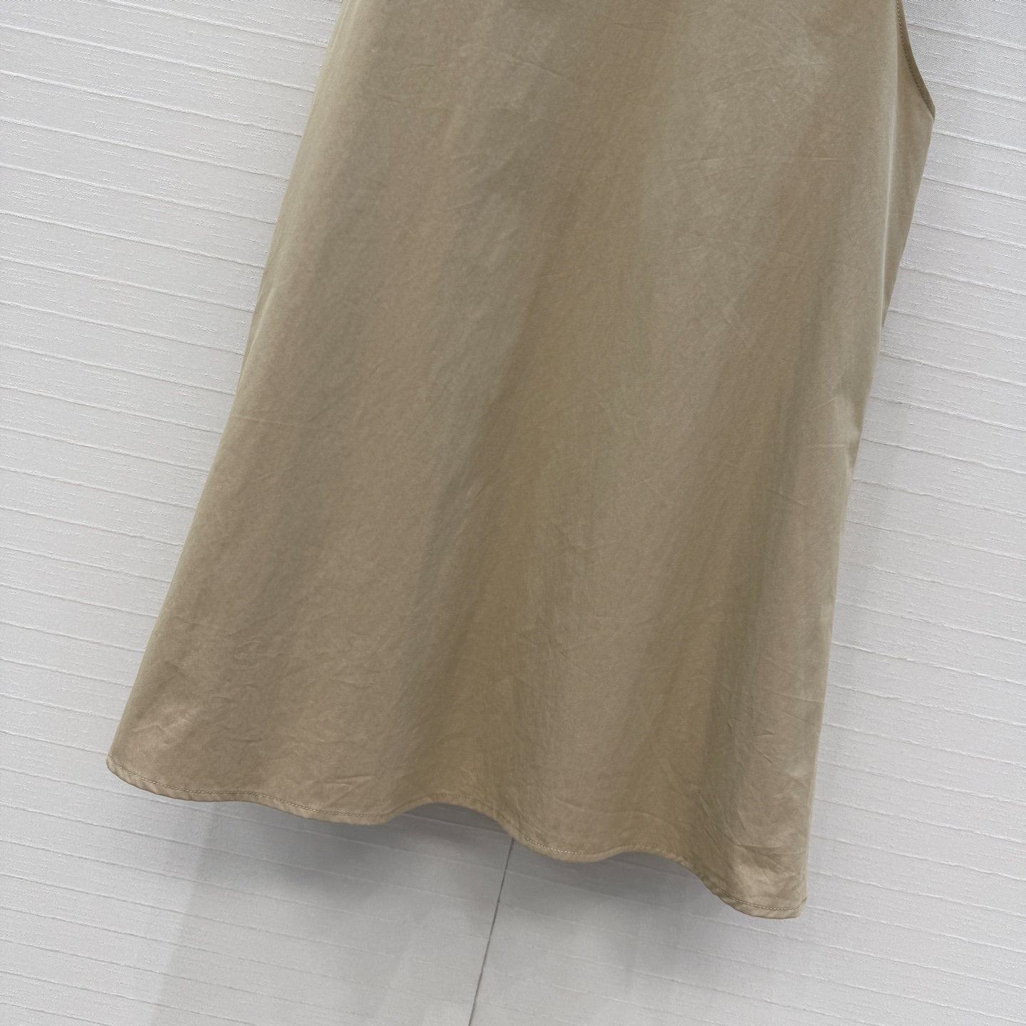 强烈推荐❤️Carv*新品露背娃娃衫，正面简约，露背褶皱设计小心机，优雅又有设计感✨。A字版型超显瘦，日