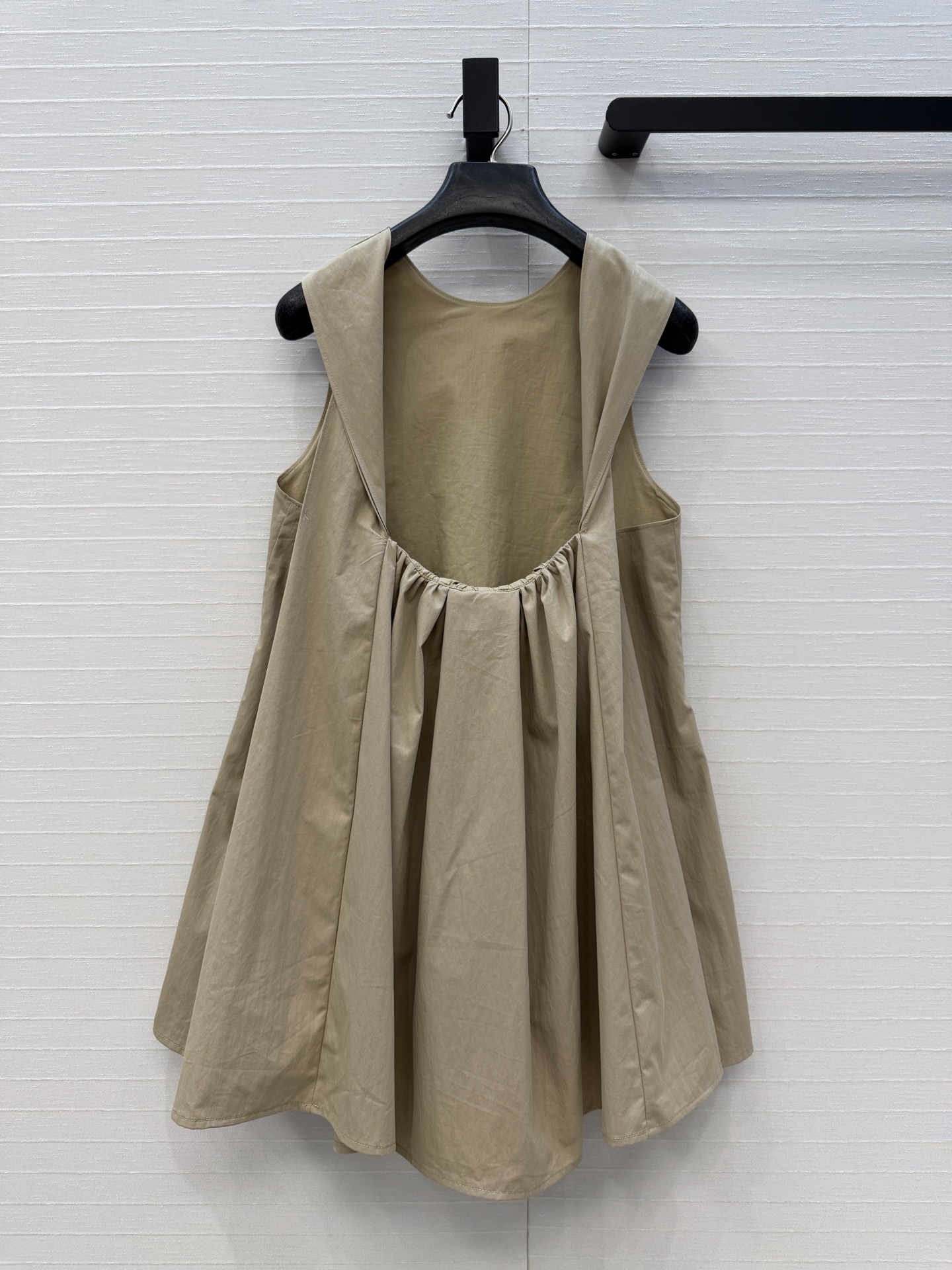 强烈推荐❤️Carv*新品露背娃娃衫，正面简约，露背褶皱设计小心机，优雅又有设计感✨。A字版型超显瘦，日