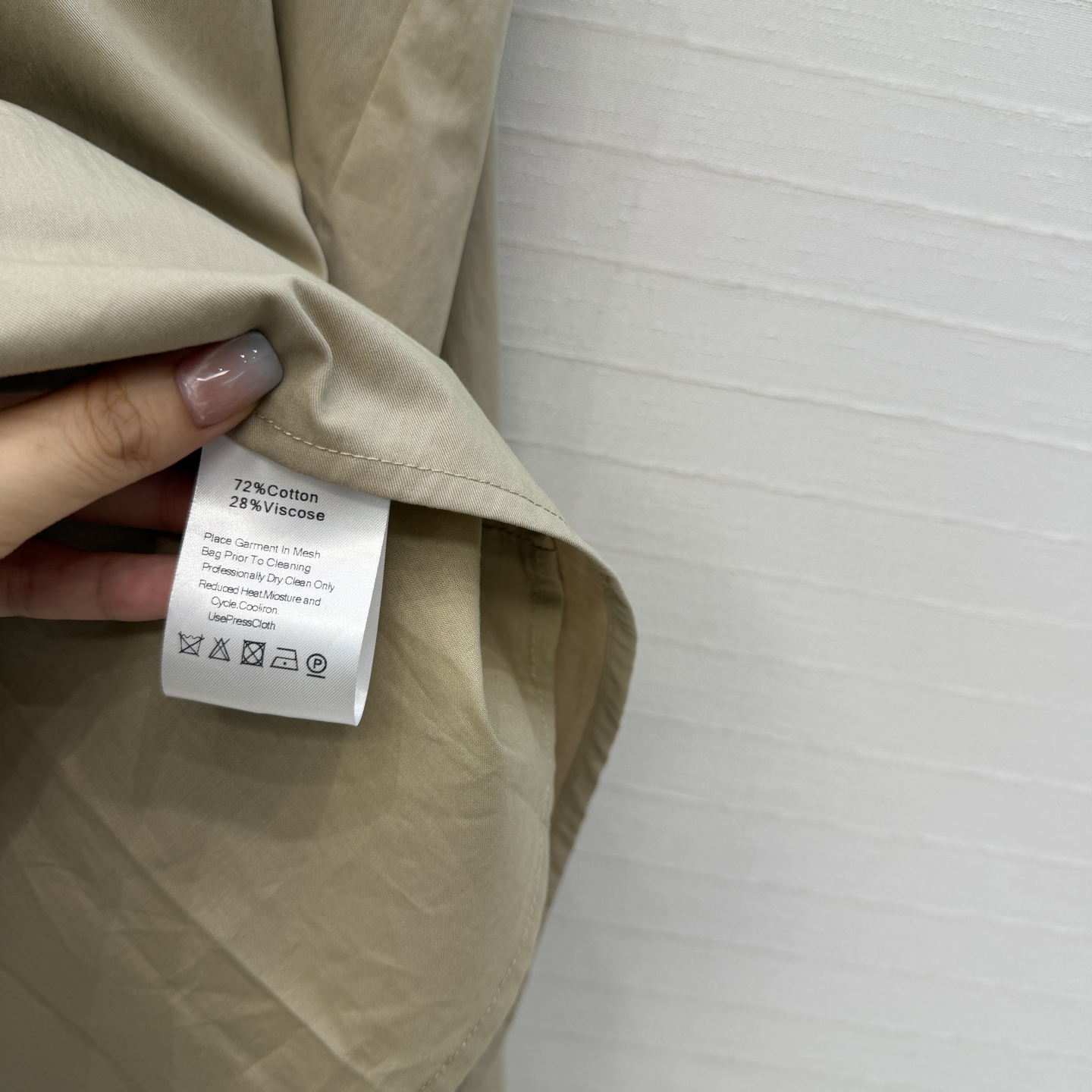 强烈推荐❤️Carv*新品露背娃娃衫，正面简约，露背褶皱设计小心机，优雅又有设计感✨。A字版型超显瘦，日