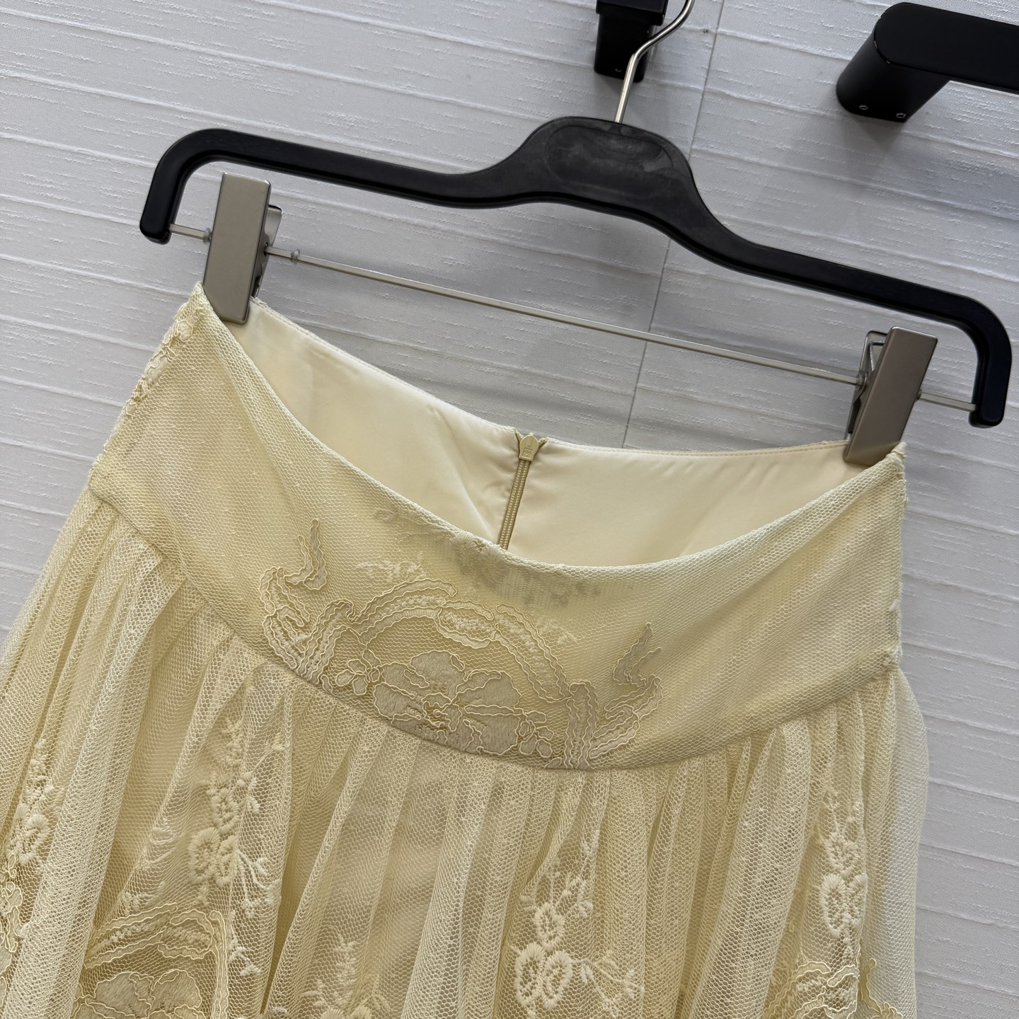 独家首发，强烈推荐❤️zi*m26新品度假风鹅黄色蕾丝长半裙，美到入骨的法式优雅气质名媛风！定染蕾丝立体