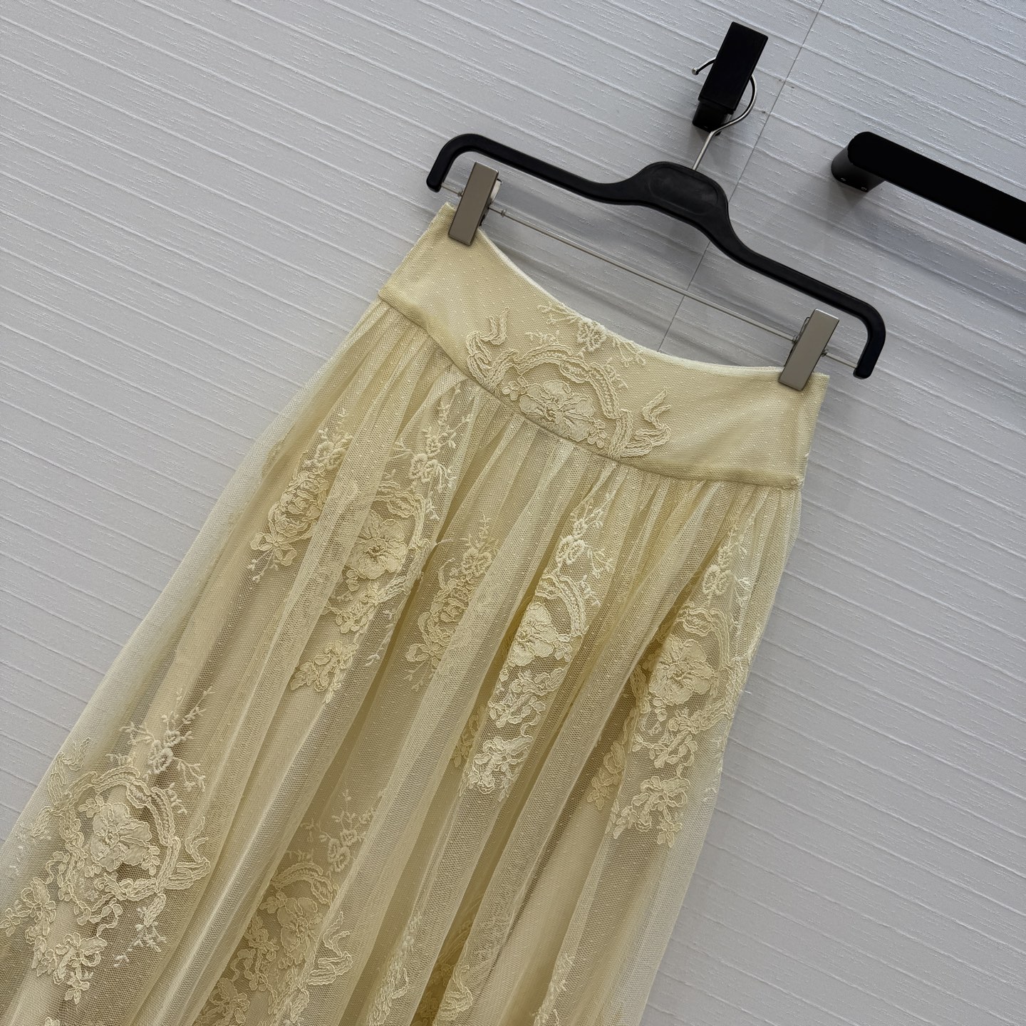 独家首发，强烈推荐❤️zi*m26新品度假风鹅黄色蕾丝长半裙，美到入骨的法式优雅气质名媛风！定染蕾丝立体