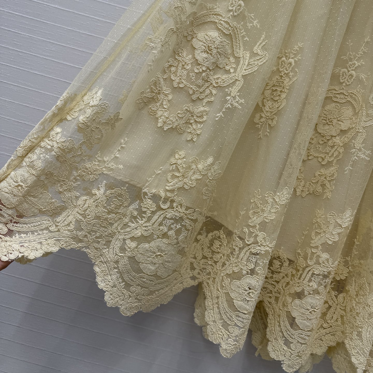 独家首发，强烈推荐❤️zi*m26新品度假风鹅黄色蕾丝长半裙，美到入骨的法式优雅气质名媛风！定染蕾丝立体