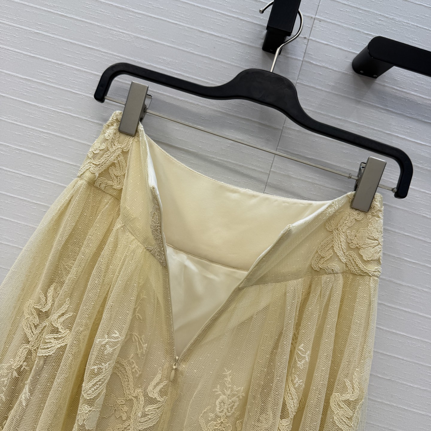 独家首发，强烈推荐❤️zi*m26新品度假风鹅黄色蕾丝长半裙，美到入骨的法式优雅气质名媛风！定染蕾丝立体