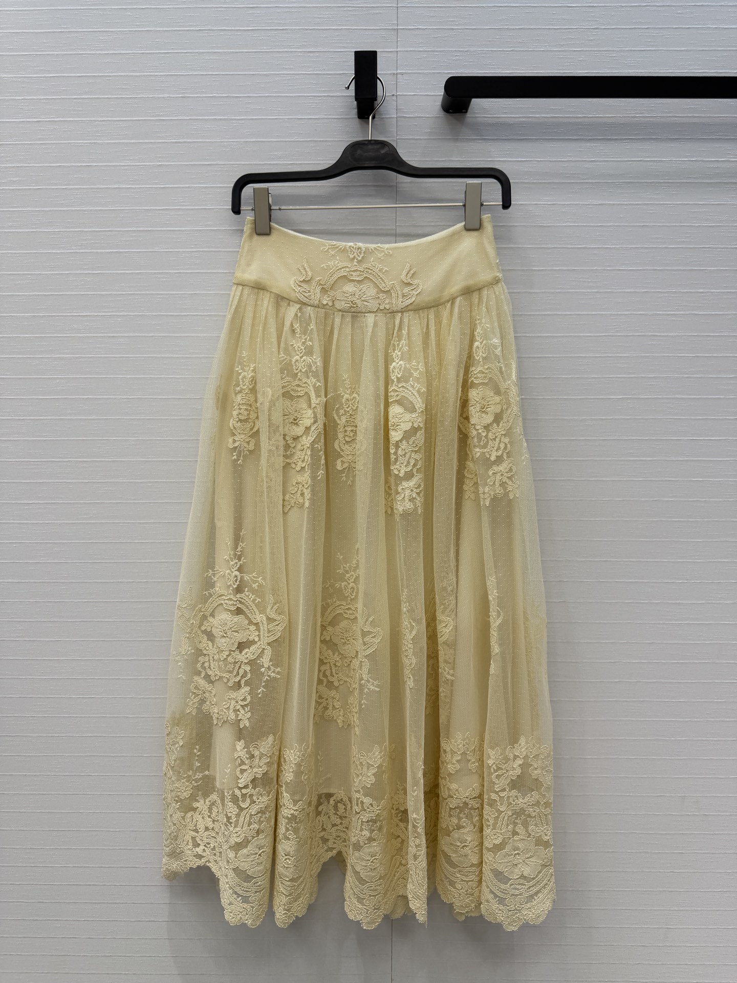 独家首发，强烈推荐❤️zi*m26新品度假风鹅黄色蕾丝长半裙，美到入骨的法式优雅气质名媛风！定染蕾丝立体