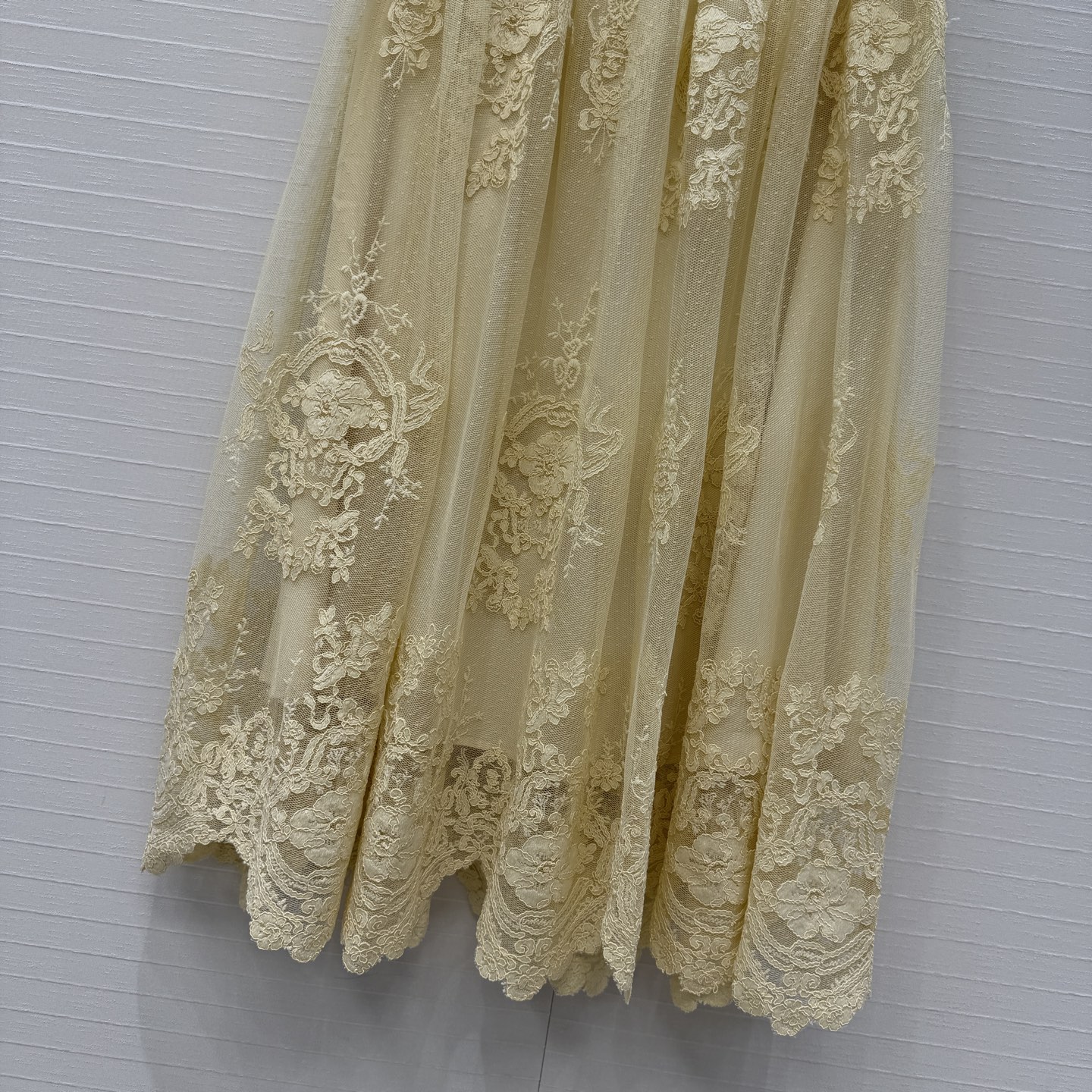 独家首发，强烈推荐❤️zi*m26新品度假风鹅黄色蕾丝长半裙，美到入骨的法式优雅气质名媛风！定染蕾丝立体