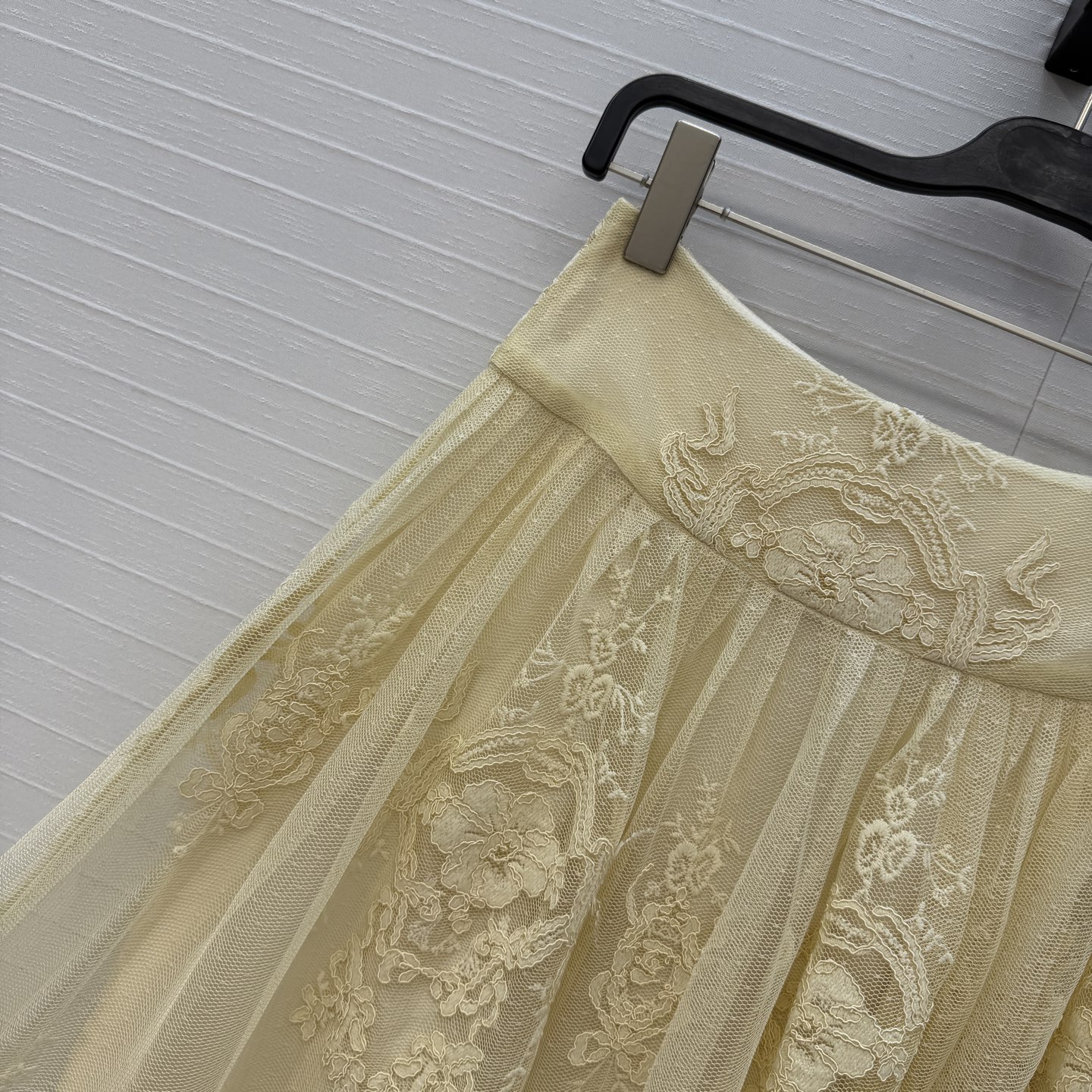 独家首发，强烈推荐❤️zi*m26新品度假风鹅黄色蕾丝长半裙，美到入骨的法式优雅气质名媛风！定染蕾丝立体