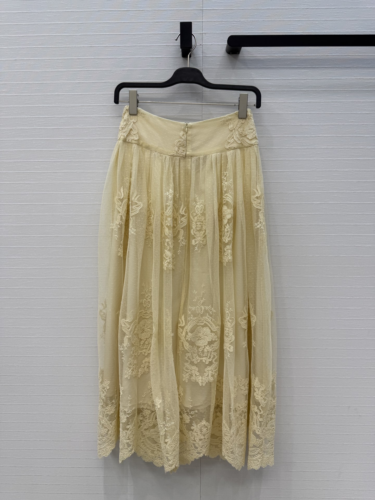 独家首发，强烈推荐❤️zi*m26新品度假风鹅黄色蕾丝长半裙，美到入骨的法式优雅气质名媛风！定染蕾丝立体