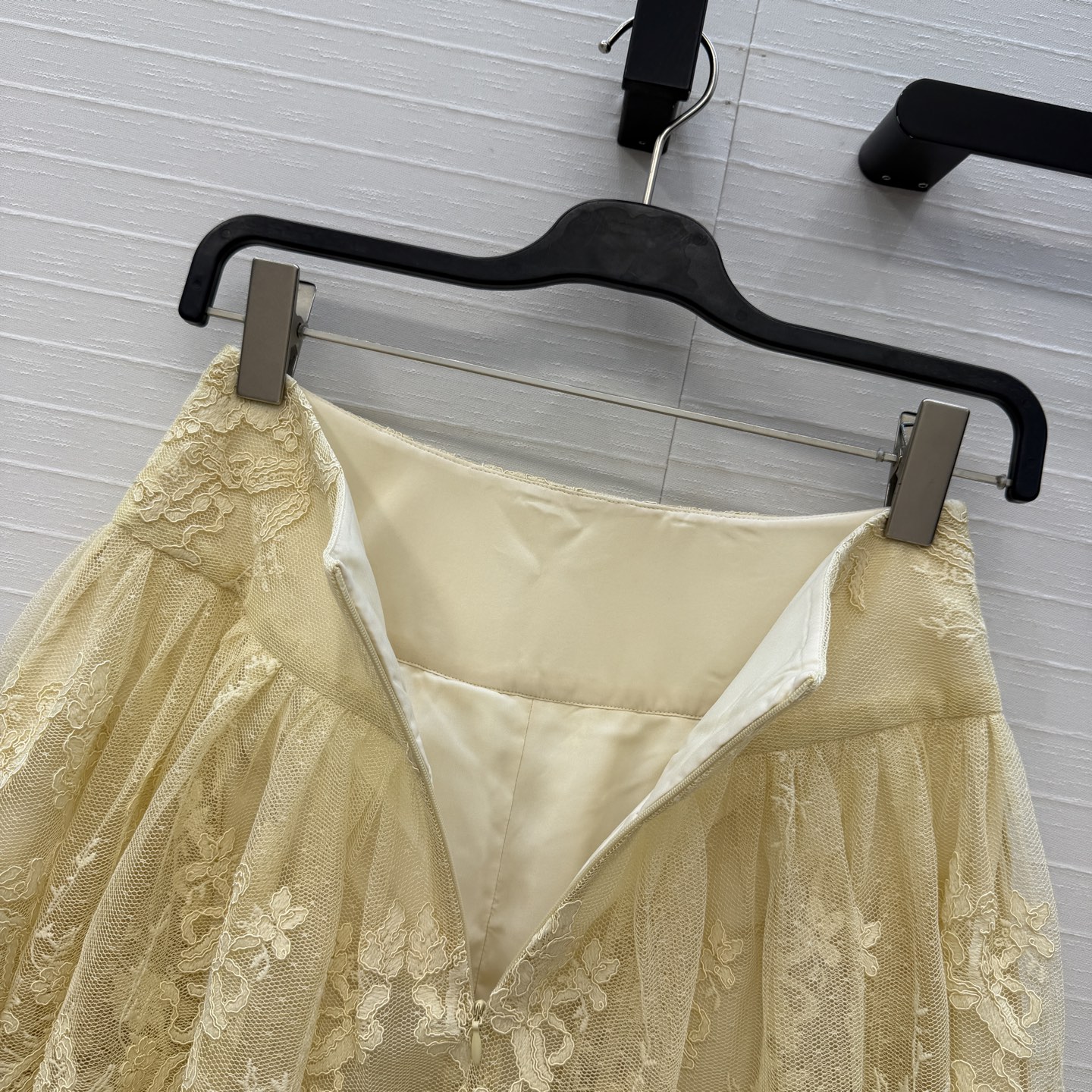 独家首发，强烈推荐❤️zi*m26新品度假风鹅黄色蕾丝短半裙，美到入骨的法式优雅气质名媛风！定染蕾丝立体