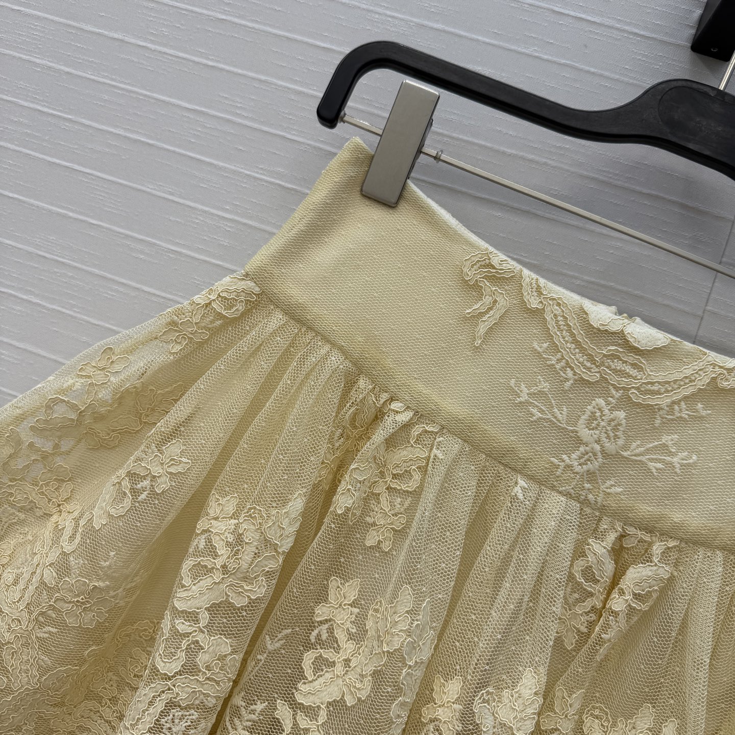 独家首发，强烈推荐❤️zi*m26新品度假风鹅黄色蕾丝短半裙，美到入骨的法式优雅气质名媛风！定染蕾丝立体