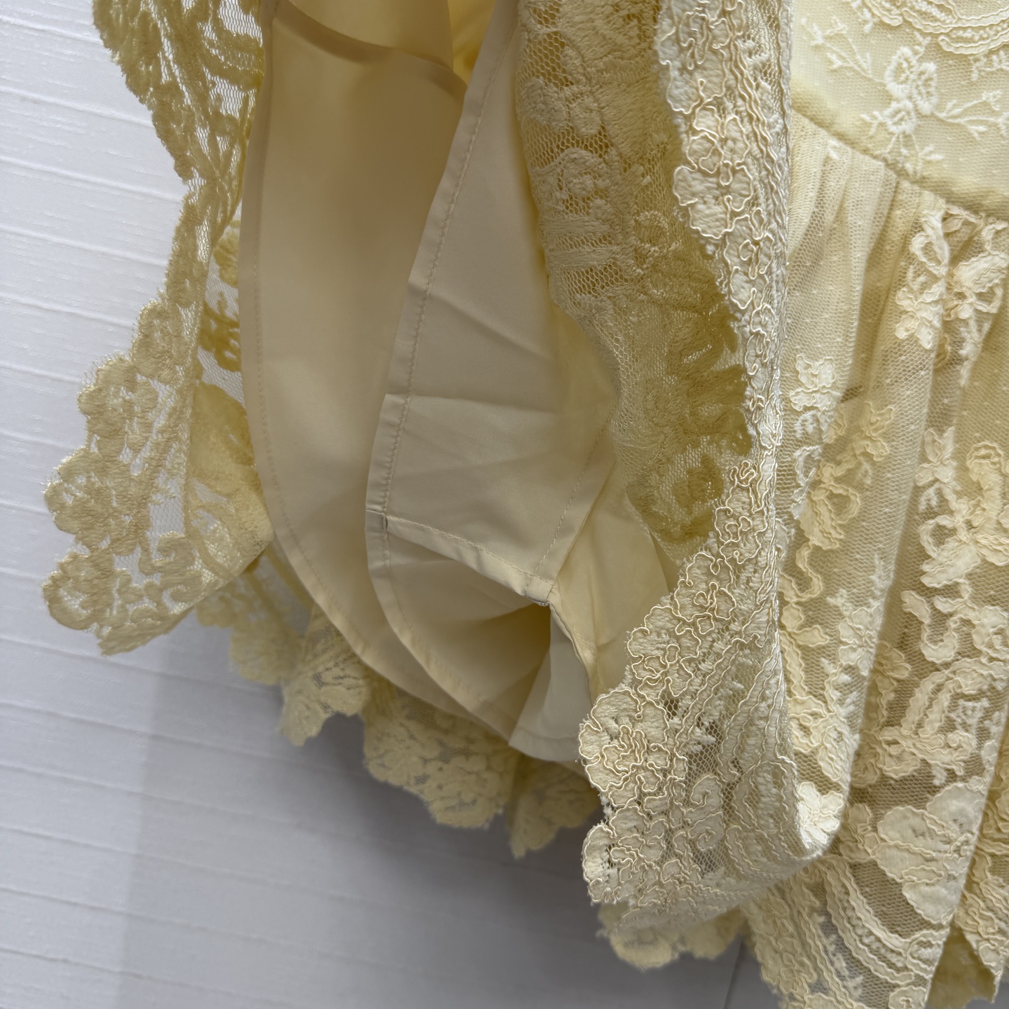 独家首发，强烈推荐❤️zi*m26新品度假风鹅黄色蕾丝短半裙，美到入骨的法式优雅气质名媛风！定染蕾丝立体