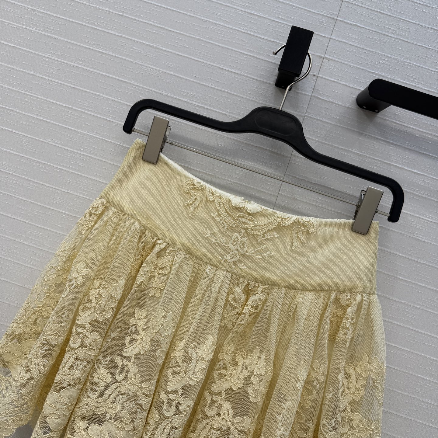 独家首发，强烈推荐❤️zi*m26新品度假风鹅黄色蕾丝短半裙，美到入骨的法式优雅气质名媛风！定染蕾丝立体