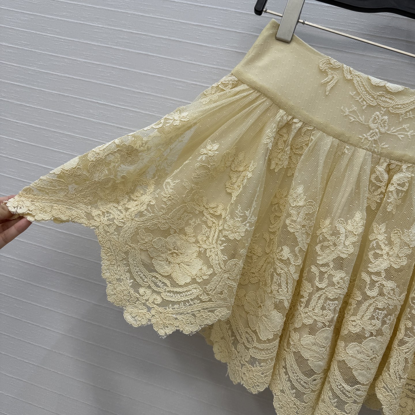 独家首发，强烈推荐❤️zi*m26新品度假风鹅黄色蕾丝短半裙，美到入骨的法式优雅气质名媛风！定染蕾丝立体
