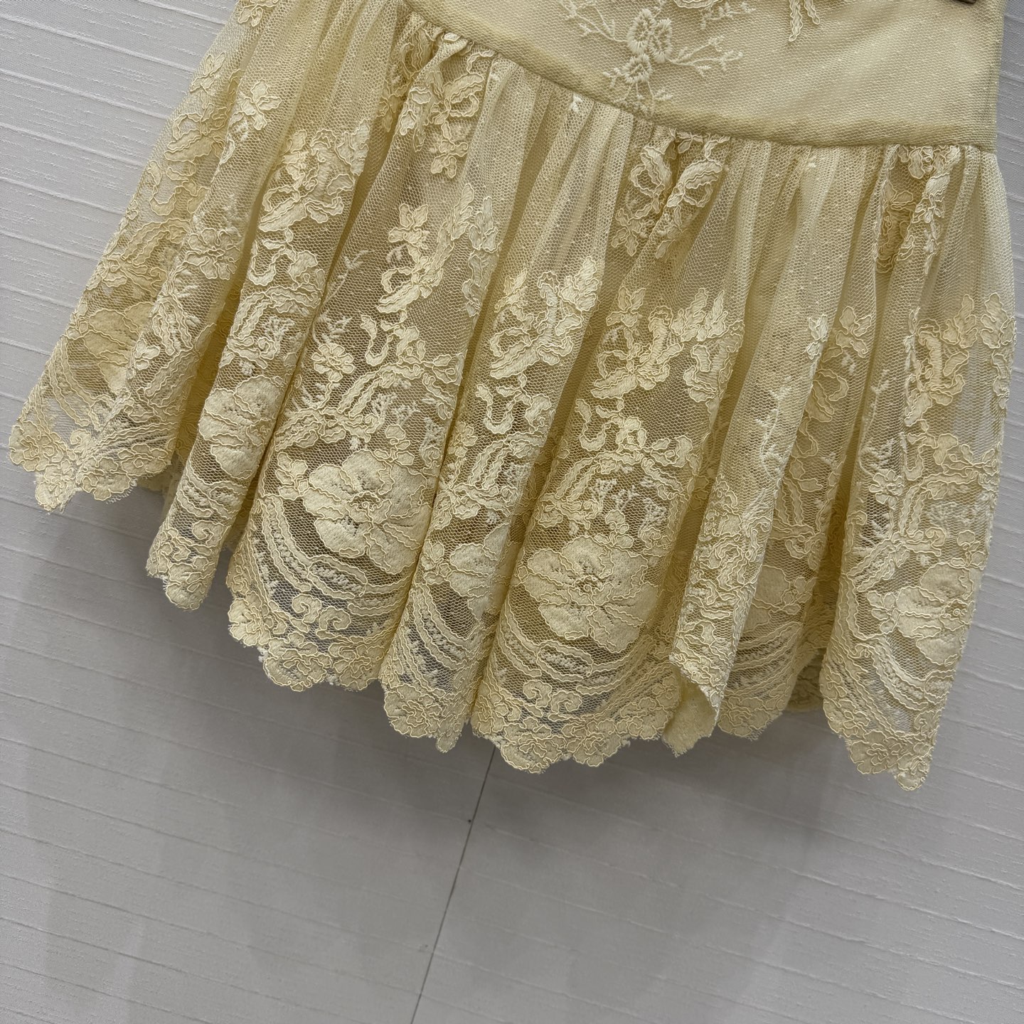 独家首发，强烈推荐❤️zi*m26新品度假风鹅黄色蕾丝短半裙，美到入骨的法式优雅气质名媛风！定染蕾丝立体