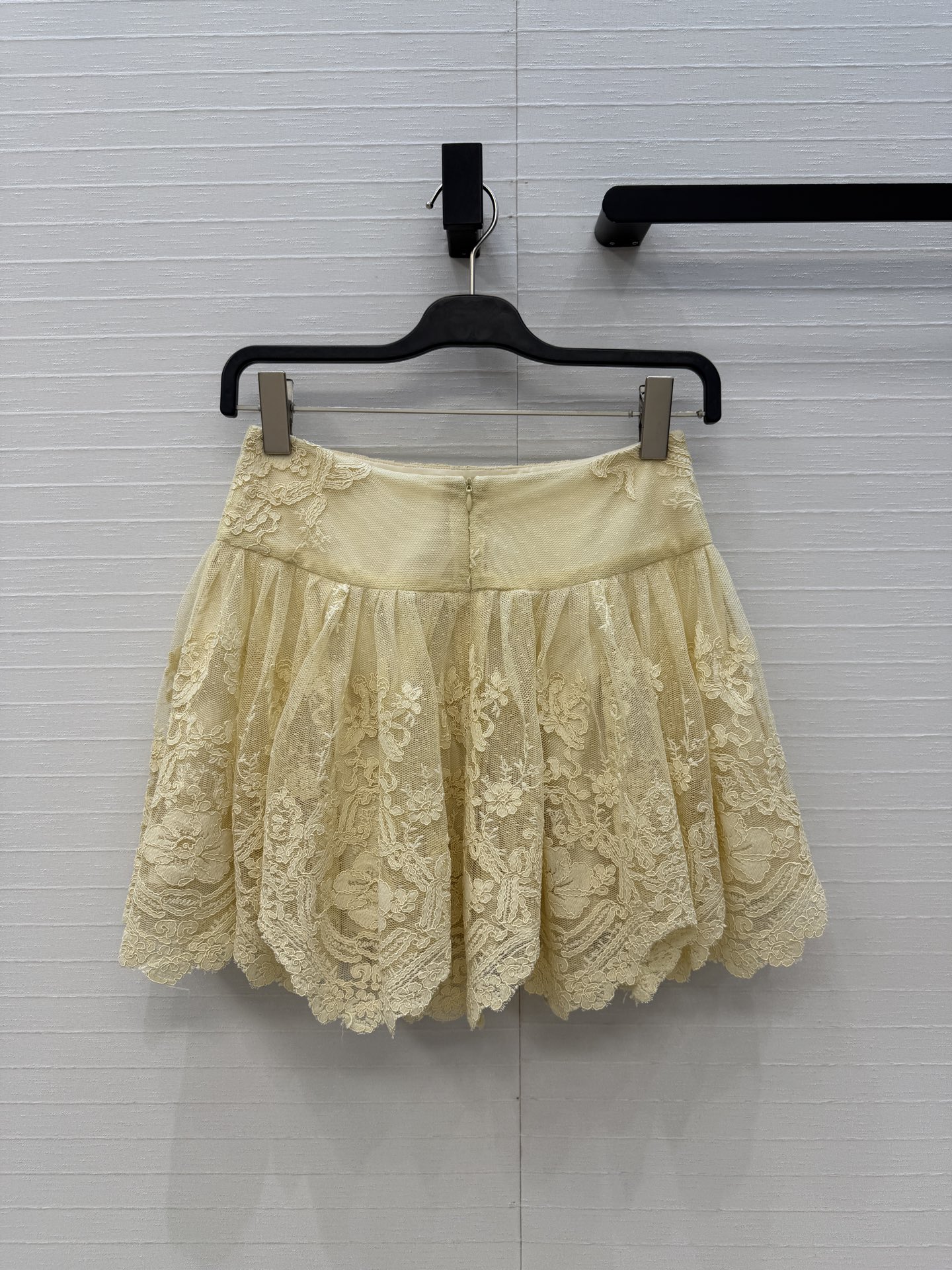 独家首发，强烈推荐❤️zi*m26新品度假风鹅黄色蕾丝短半裙，美到入骨的法式优雅气质名媛风！定染蕾丝立体