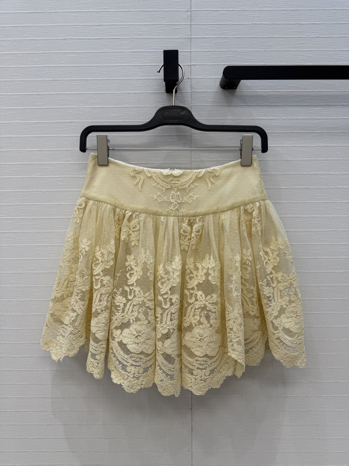 独家首发，强烈推荐❤️zi*m26新品度假风鹅黄色蕾丝短半裙，美到入骨的法式优雅气质名媛风！定染蕾丝立体