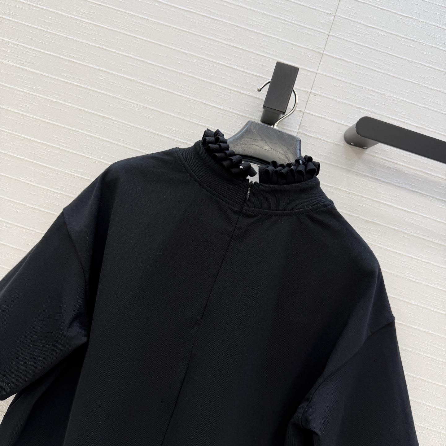 独家首发❤️Alai*26早春新品褶皱扭纹圆领短裁T恤，简奢宫廷风优雅上身美到没朋友！木耳边细节精致又优