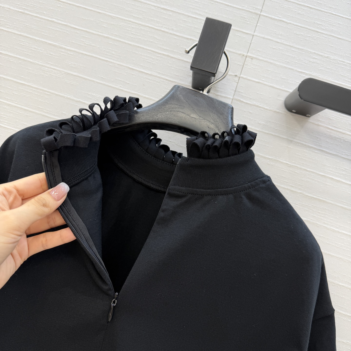 独家首发❤️Alai*26早春新品褶皱扭纹圆领短裁T恤，简奢宫廷风优雅上身美到没朋友！木耳边细节精致又优