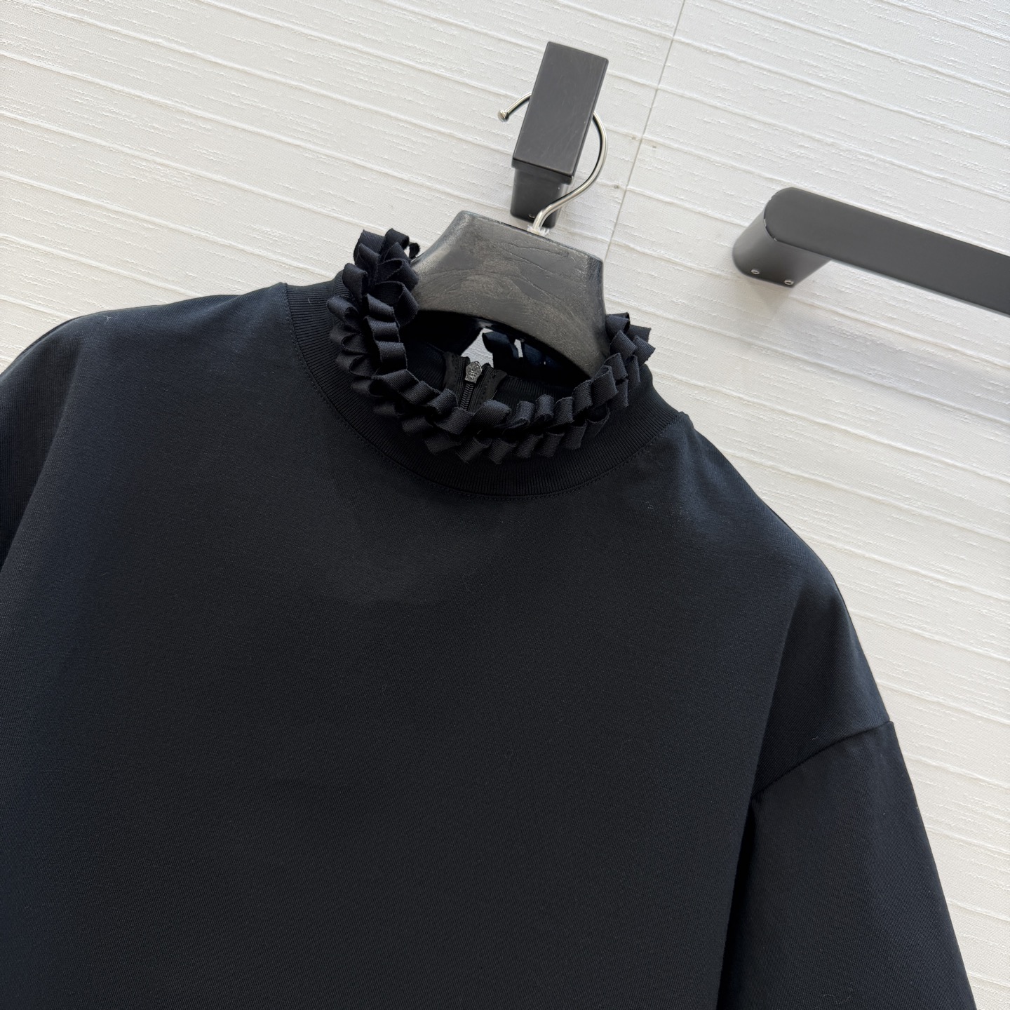 独家首发❤️Alai*26早春新品褶皱扭纹圆领短裁T恤，简奢宫廷风优雅上身美到没朋友！木耳边细节精致又优