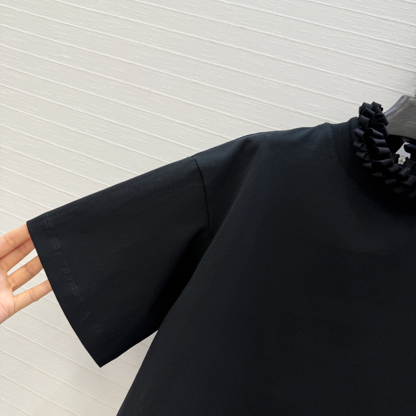 独家首发❤️Alai*26早春新品褶皱扭纹圆领短裁T恤，简奢宫廷风优雅上身美到没朋友！木耳边细节精致又优