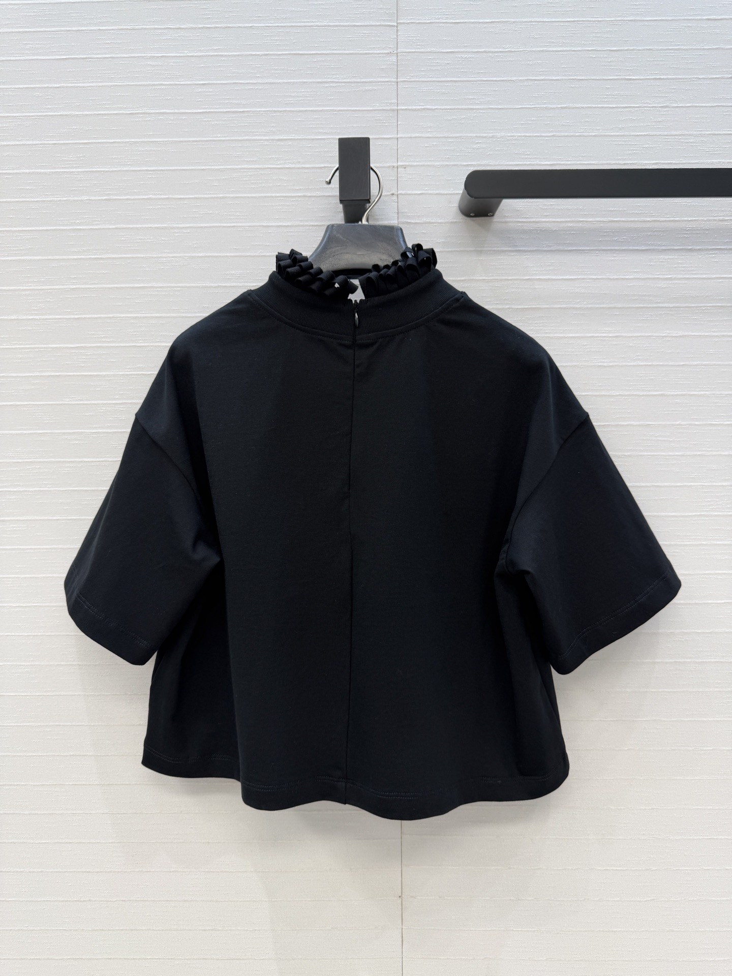 独家首发❤️Alai*26早春新品褶皱扭纹圆领短裁T恤，简奢宫廷风优雅上身美到没朋友！木耳边细节精致又优