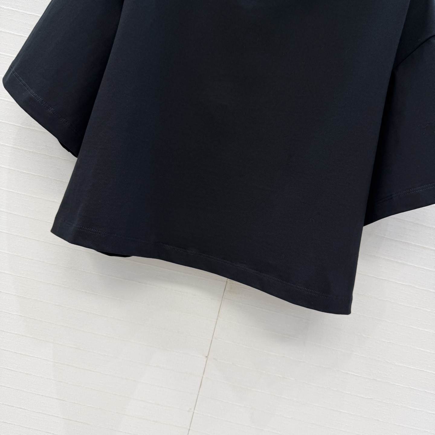 独家首发❤️Alai*26早春新品褶皱扭纹圆领短裁T恤，简奢宫廷风优雅上身美到没朋友！木耳边细节精致又优